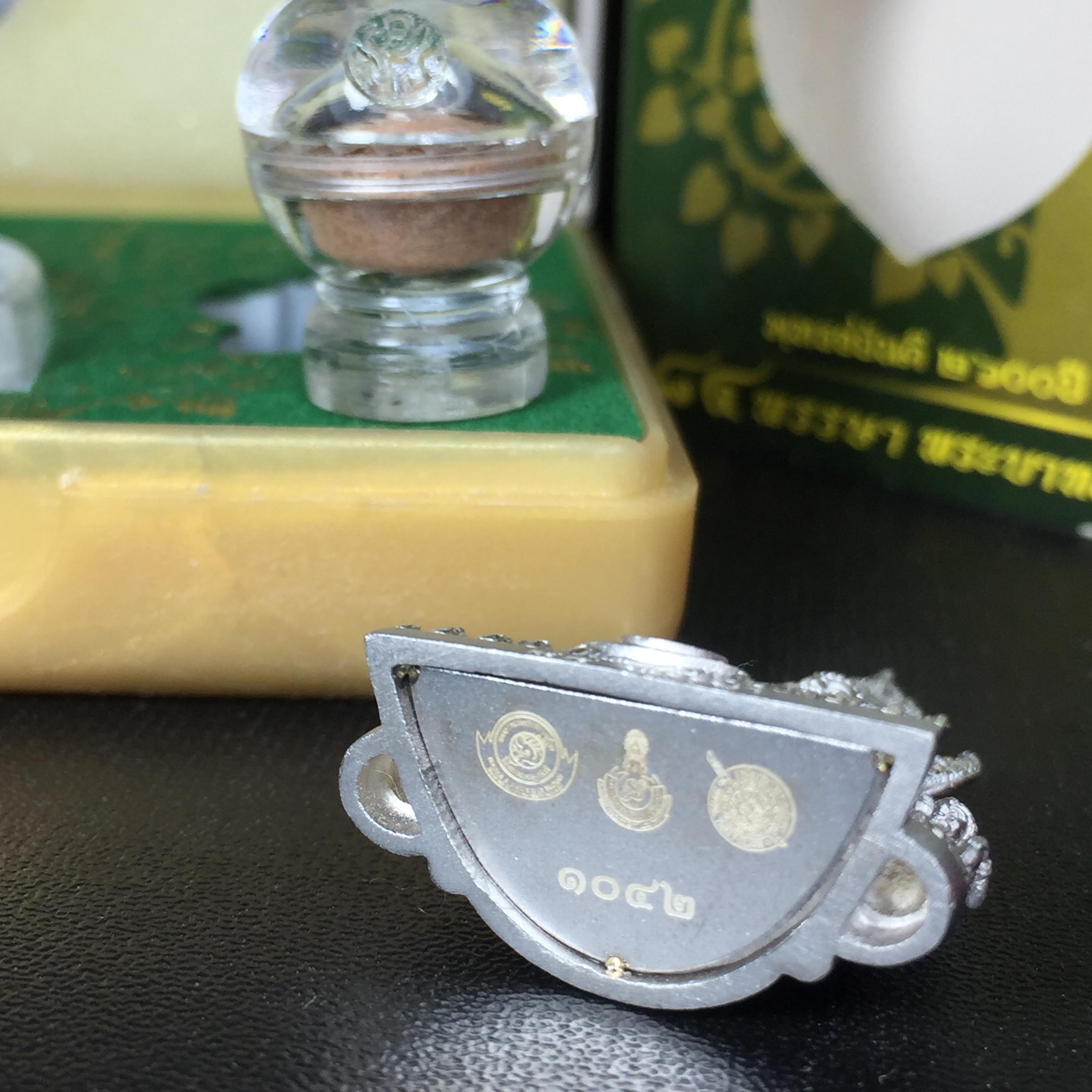 พระพุทธชินราช(จำลอง) ภปร. 84 พรรษา เนื้อเงินชุบทองคำขาว พิมพ์กลางขนาดหน้าตัก 1/2 นิ้ว(1ใน5000องค์) )(พระราชทานมวลสาร จิตรลดาและเส้นพระเจ้า(เส้นผม)รัชกาลที่9)