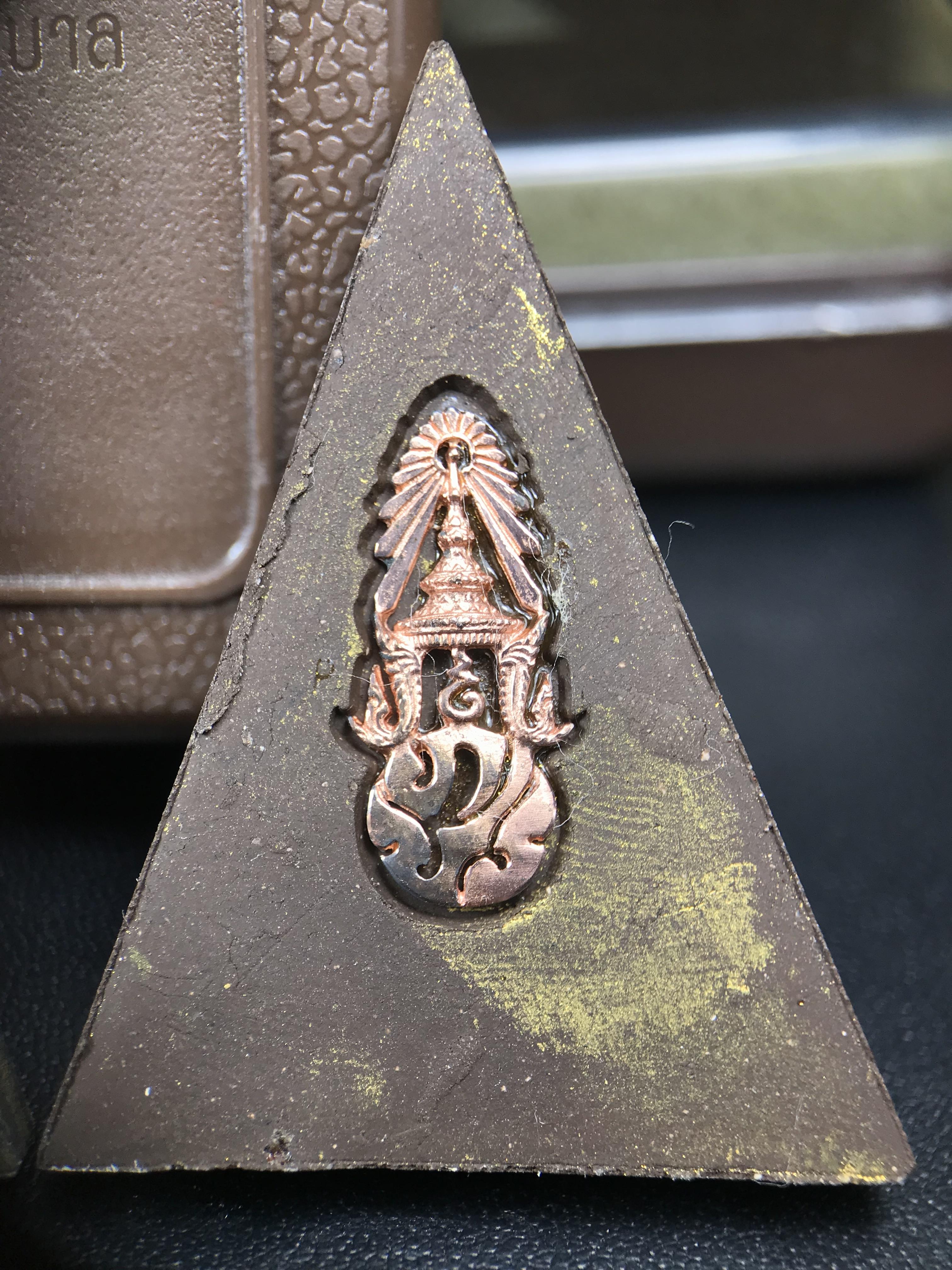 พระพุทธชินราช ภปร. โครงการ "เพราะแผ่นดินนี้ คือ แผ่นดินเกิด" ปี 2548(รุ่นแรก) พระผงหลัง ภ.ป.ร. (ทองคำ(หนัก 1.1 กรัม)+เงิน+ทองแดง(ครบชุดรวม 3 องค์) (พระราชทานเส้นพระเจ้า (เส้นผม)และมวลสารจิตรลดา)