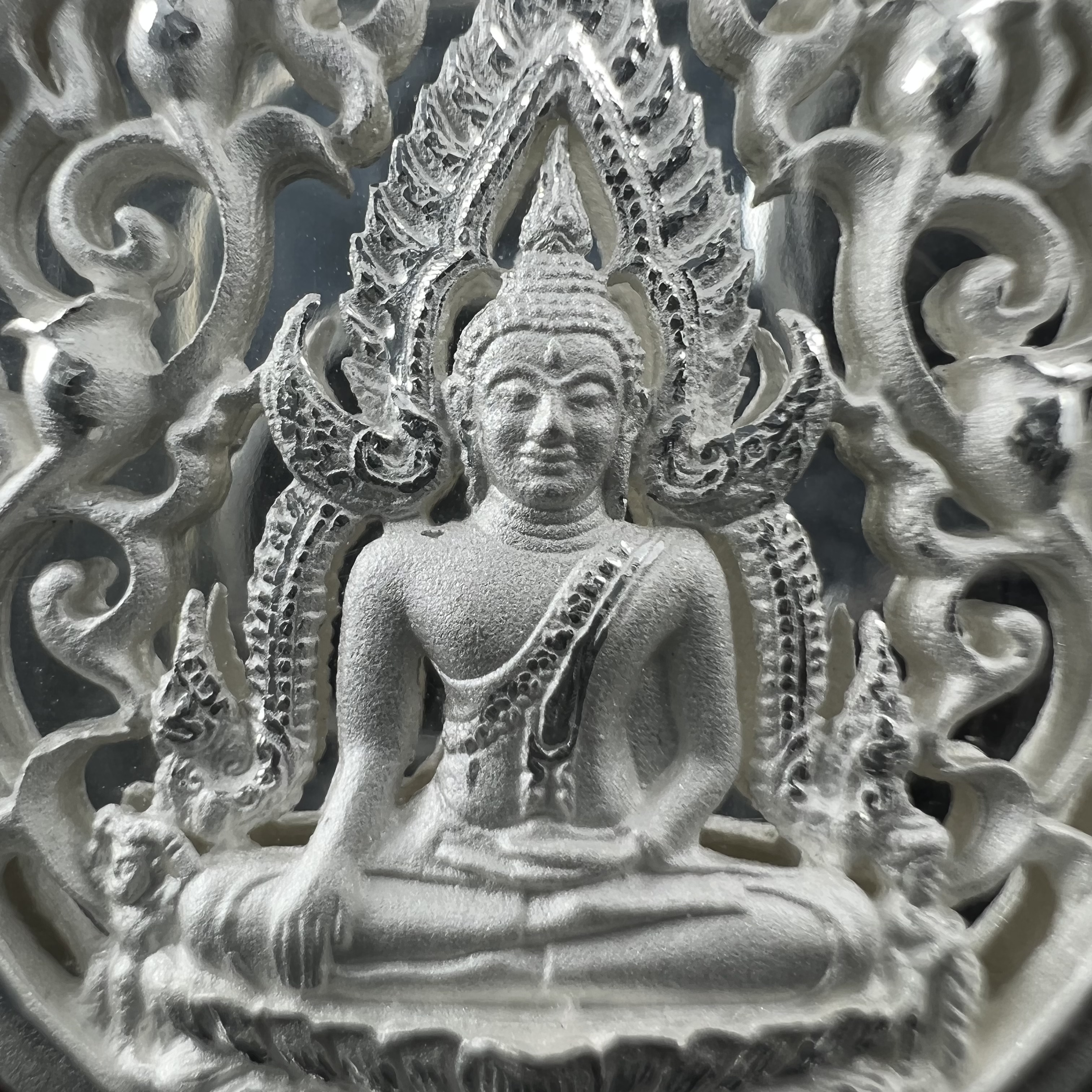 พระพุทธชินราช รุ่น ประวัติศาสตร์ มูลนิธิเพื่อตำรวจไทยจัดสร้าง ปี 2562 เนื้อเงินขัดเงา พิมพ์เหรียญรูปไข่ฉลุลายไทย พิมพ์ใหญ่ พระพุทธชินราช แบบจิวเวอร์รี่ (ขนาดสูง 2.9 ซม.) (สภาพ สวย ซีนซองเดิม กล่องบรรจุเดิมครบสมบูรณ์)