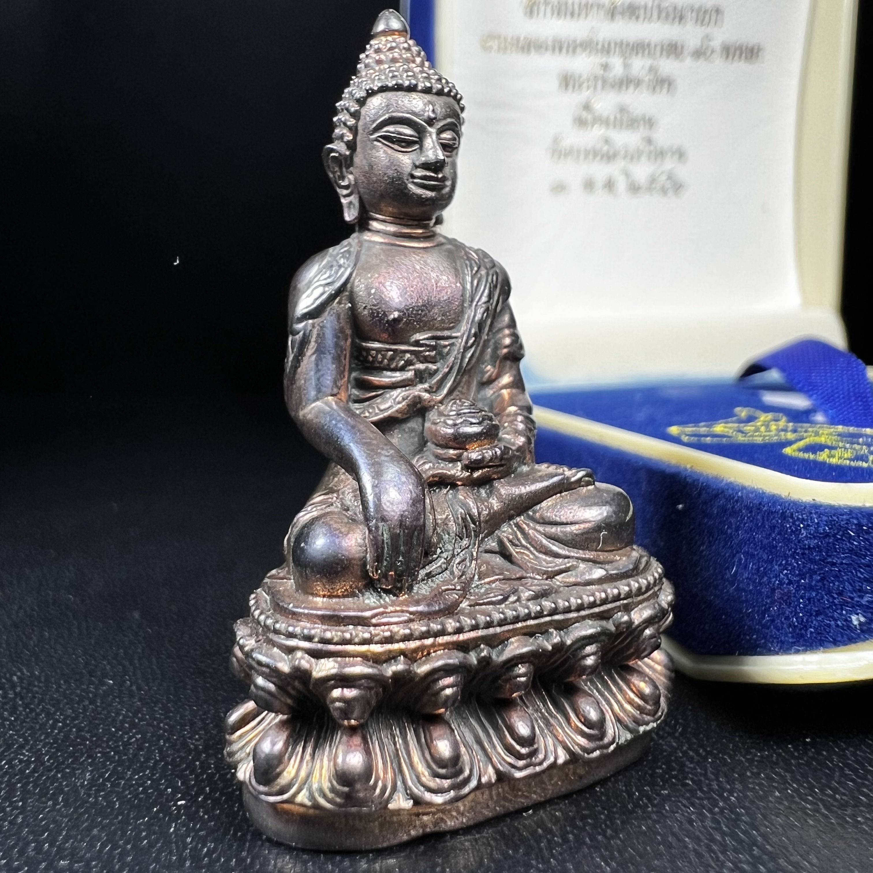 พระกริ่งคชวัตร รุ่นแรก วัดบวรนิเวศวิหาร ปี 2546 เนื้อนวโลหะเต็มสูตรแก่ทองคำ ฉลองพระชนมายุ 90พรรษา สมเด็จพระสังฆราชเจ้า กรมหลวงวชิรญาณสังวร (เจริญ สุวฑฺฒโน) พุทธศิลป์ที่เป็นเอกลักษณ์ ทุกองค์บรรจุเส้นพระเกศาของสมเด็จพระญาณสังวร ยอดนิยม หายาก 1 ใน 3999 องค์