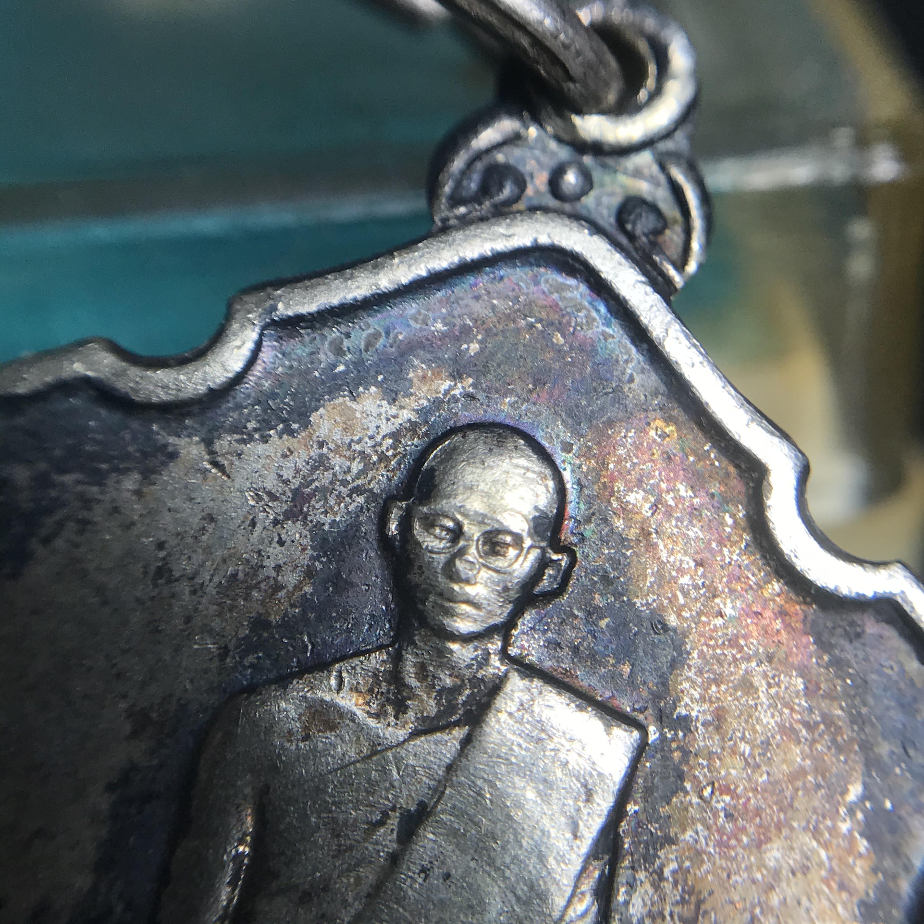 เหรียญในหลวงทรงผนวช กองทัพภาคที่3 ปี2517 เนื้อเงิน(ในหลวงรัชกาลที่9เสด็จในพิธี)(คัดสภาพสวย ผิวเดิม เส้นวงเดือนวิ่งคมชัด สวยมาก)(1ใน2000เหรียญ)