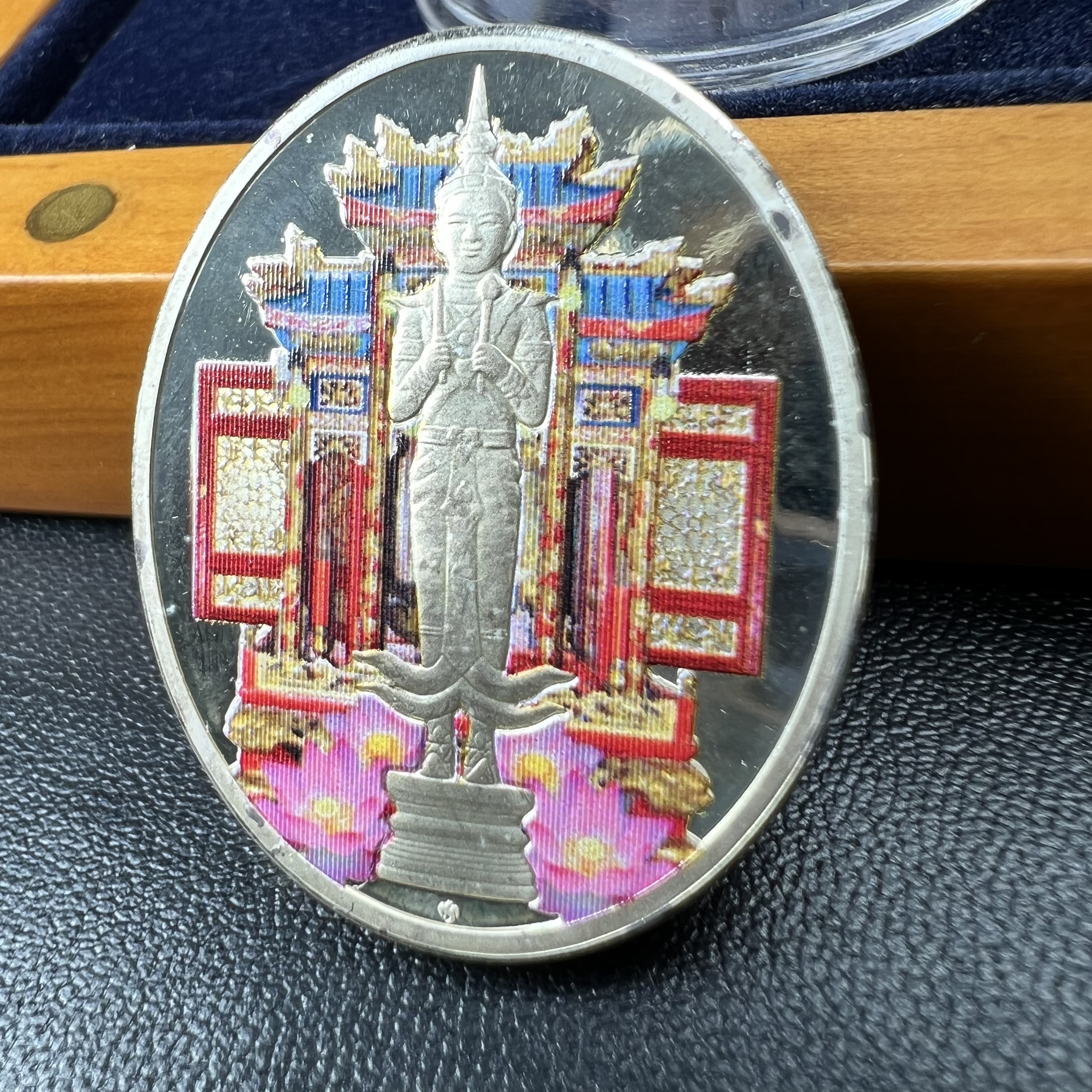 เหรียญที่ระลึกพระคลัง (พิมพ์สี) เนื่องในโอกาสครบ 125 ปี พระคลังมหาสมบัติ พ.ศ. 2558 เนื้อเงิน 99.99% ขัดเงา พิมพ์สี สวยสดงดงาม(นิยม สร้างน้อย หายาก)1 ใน 3126เหรียญ ***ตามความเชื่อที่ว่า ท่านใดมีพระคลังไว้บูชา ท่านนั้น จะมีกินมีใช้ตลอดไป เงินทองไม่ขาดมือ***