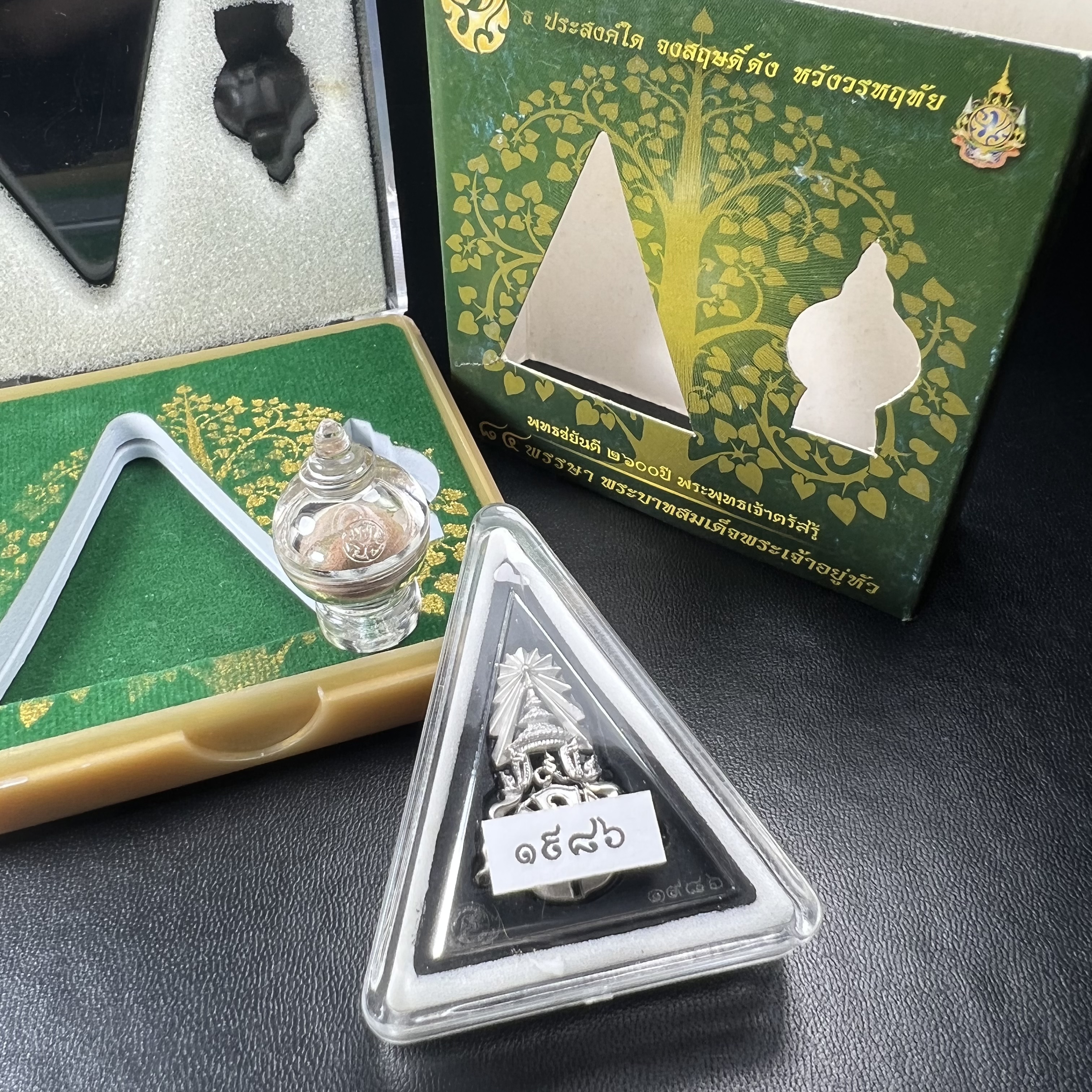 พระพุทธชินราช(จำลอง)ภปร. 84พรรษา เนื้อผงปิดทองด้านหน้า หลัง ภ.ป.ร. เงินชุบทองคำขาว(พระราชทานมวลสาร จิตรลดาและเส้นพระเจ้า ร.9(เส้นผม))