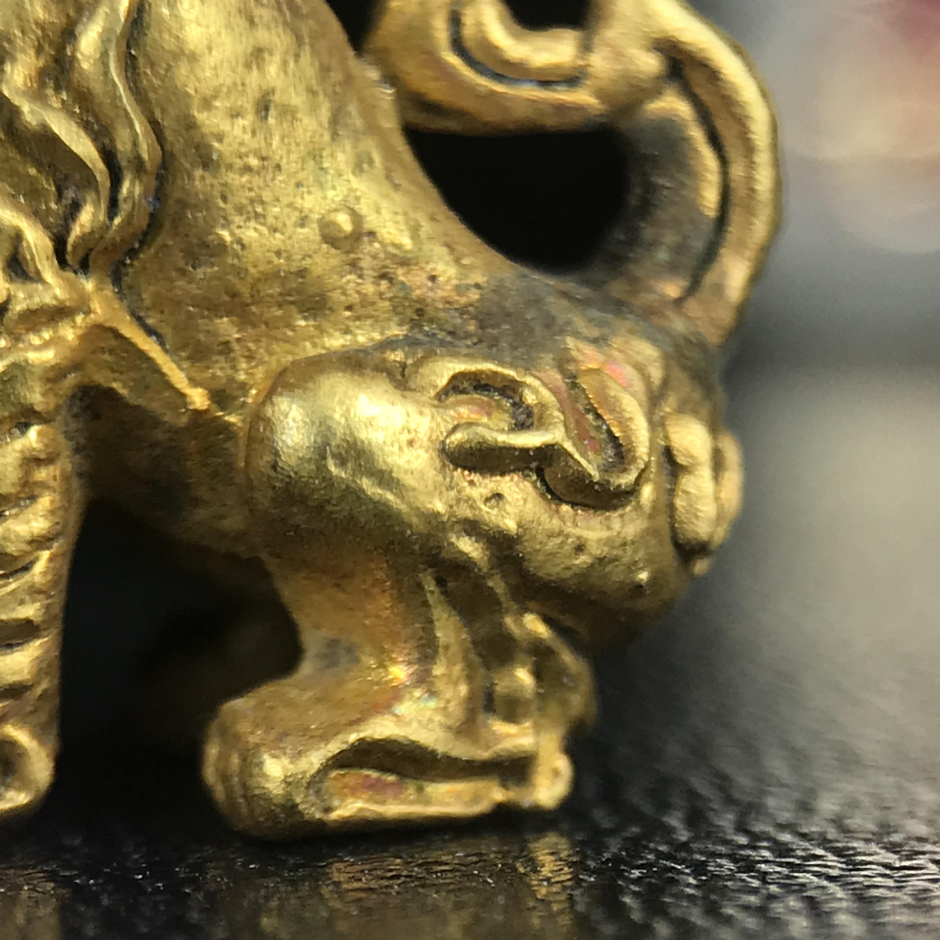 สิงห์เจ้าพ่อดำ วัดบุพพาราม จ.เชียงใหม่ ปี 2518 เนื้อกะไหล่ทอง(ตอก 2 โค๊ต)หายาก(สภาพผิวเดิมสวยเดิมกล่องครบ) สิงห์รุ่นนี้มีพิธีดีมีเกจิอาจารย์ที่ร่วมปลุกเสกมากมาย****เครื่องราง ที่พระบาทสมเด็จพระเจ้าอยุ่รัชกาลที่ ๙ ทรงเสด็จฯประกอบพิธีด้วยพระองค์เอง