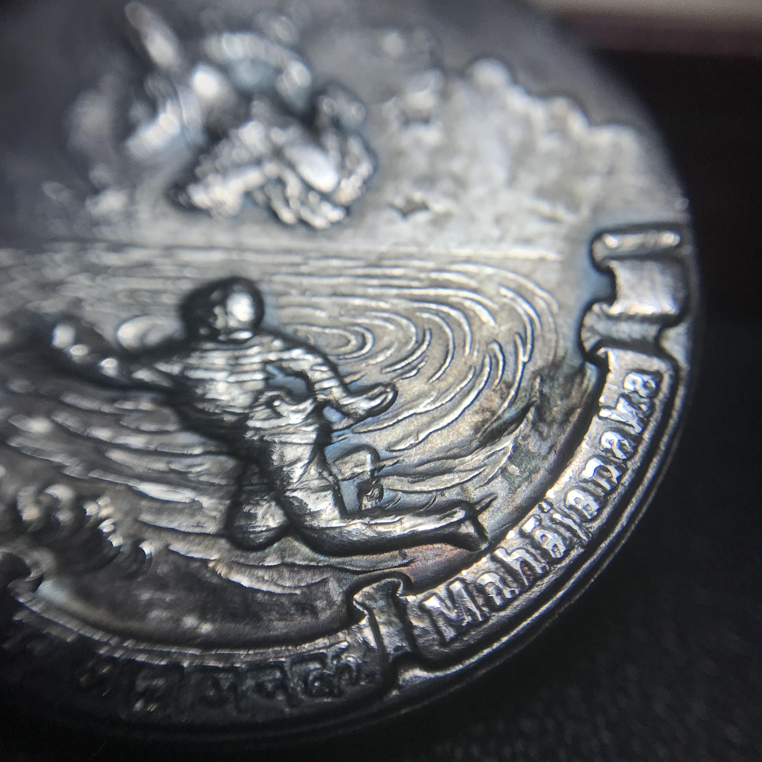 เหรียญพระมหาชนก ปี2539(รุ่นแรก) เนื้อเงิน พิมพ์ใหญ่บล็อกนิยมหายากสุดในรุ่น(วงเดือน คอจุด) ผิวเดิมสีรุ้งธรรมชาติแบบนิยม พร้อมหนังสือสภาพสวยครบชุด