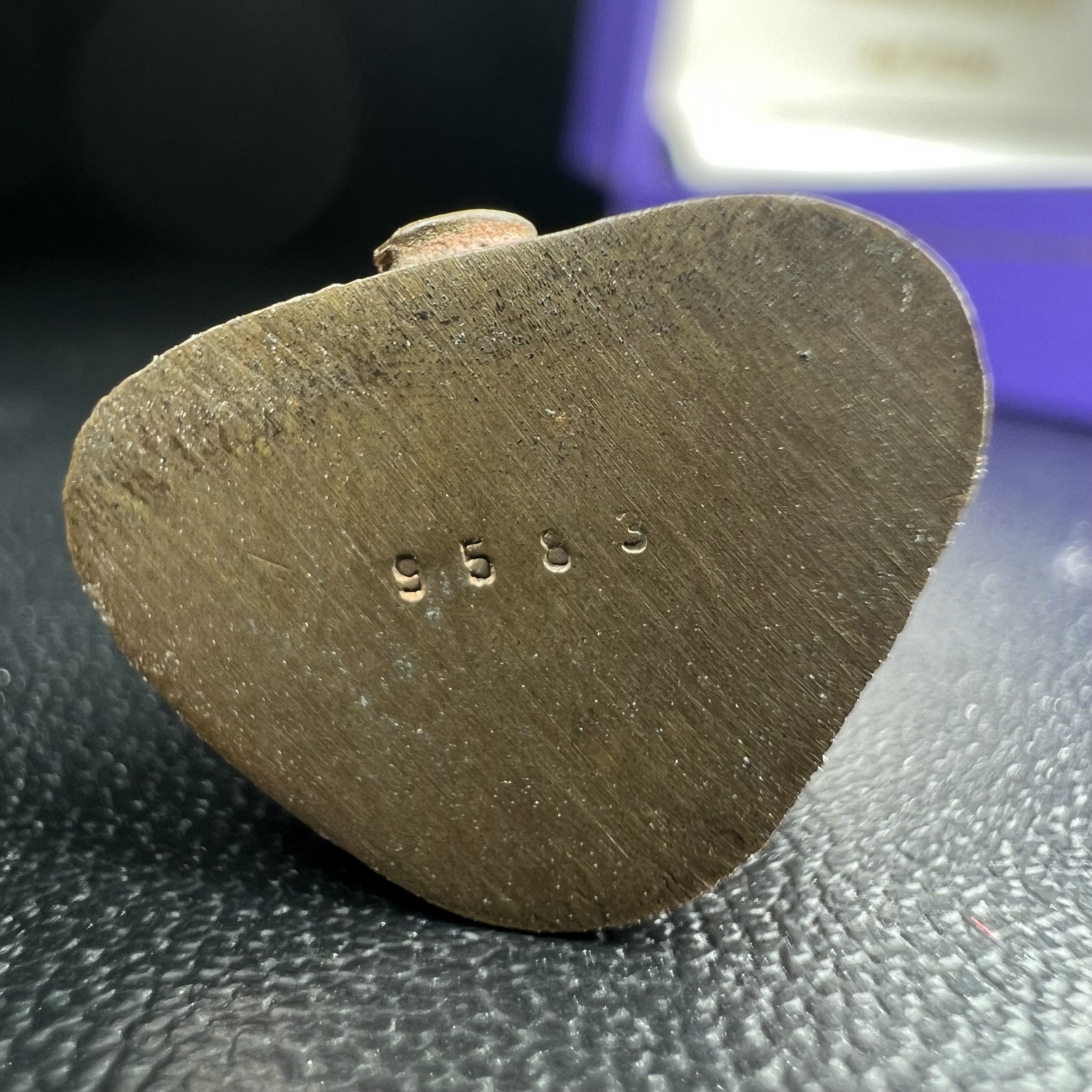 หลวงพ่อทวด สธ. รุ่นสมเด็จเจ้าฟ้ามหาจักรี 48พรรษา จัดสร้างโดยสภากาชาดไทย ปี2546 (รูปหล่อขนาดห้อยคอ) ) เนื้อนวโลหะ(ขนาดกลาง 1.5*2.2 ซม.)พุทธาภิเษก ณ วัดช้างให้ จังหวัดปัตตานี พร้อมกล่องบรรจุเดิมสวยงาม