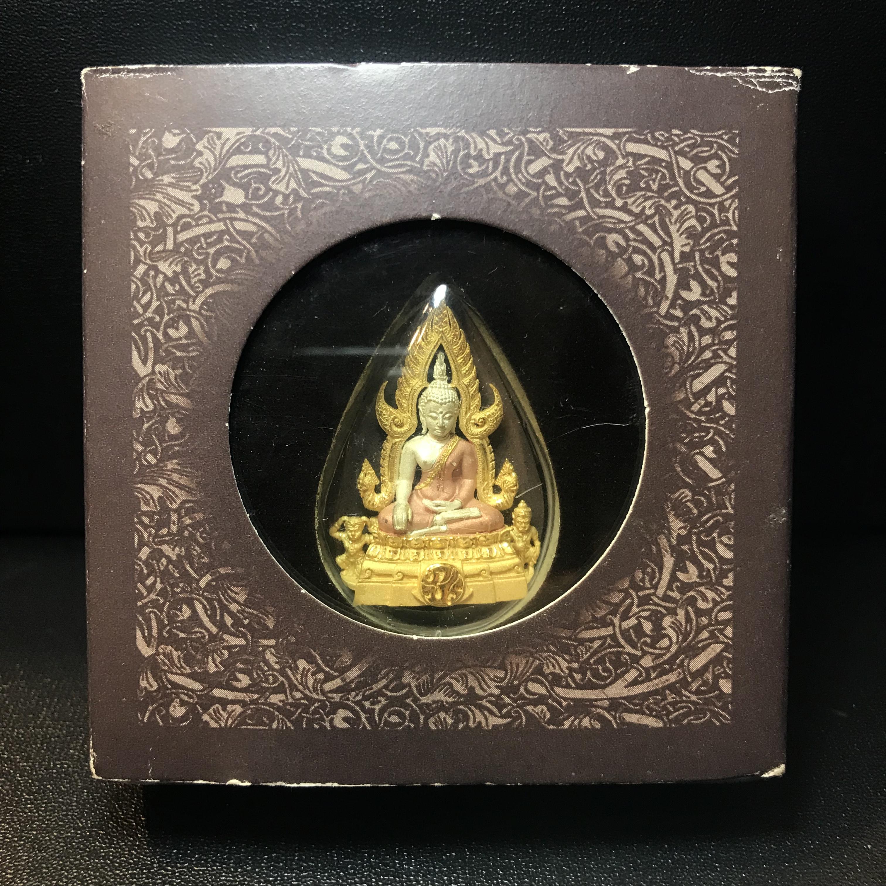 พระพุทธชินราช ภปร. โครงการ "เพราะแผ่นดินนี้ คือ แผ่นดินเกิด" ปี2548(รุ่นแรก) ลอยองค์ หน้าตัก 1/2 นิ้ว เนื้อเงินสามกษัตริย์