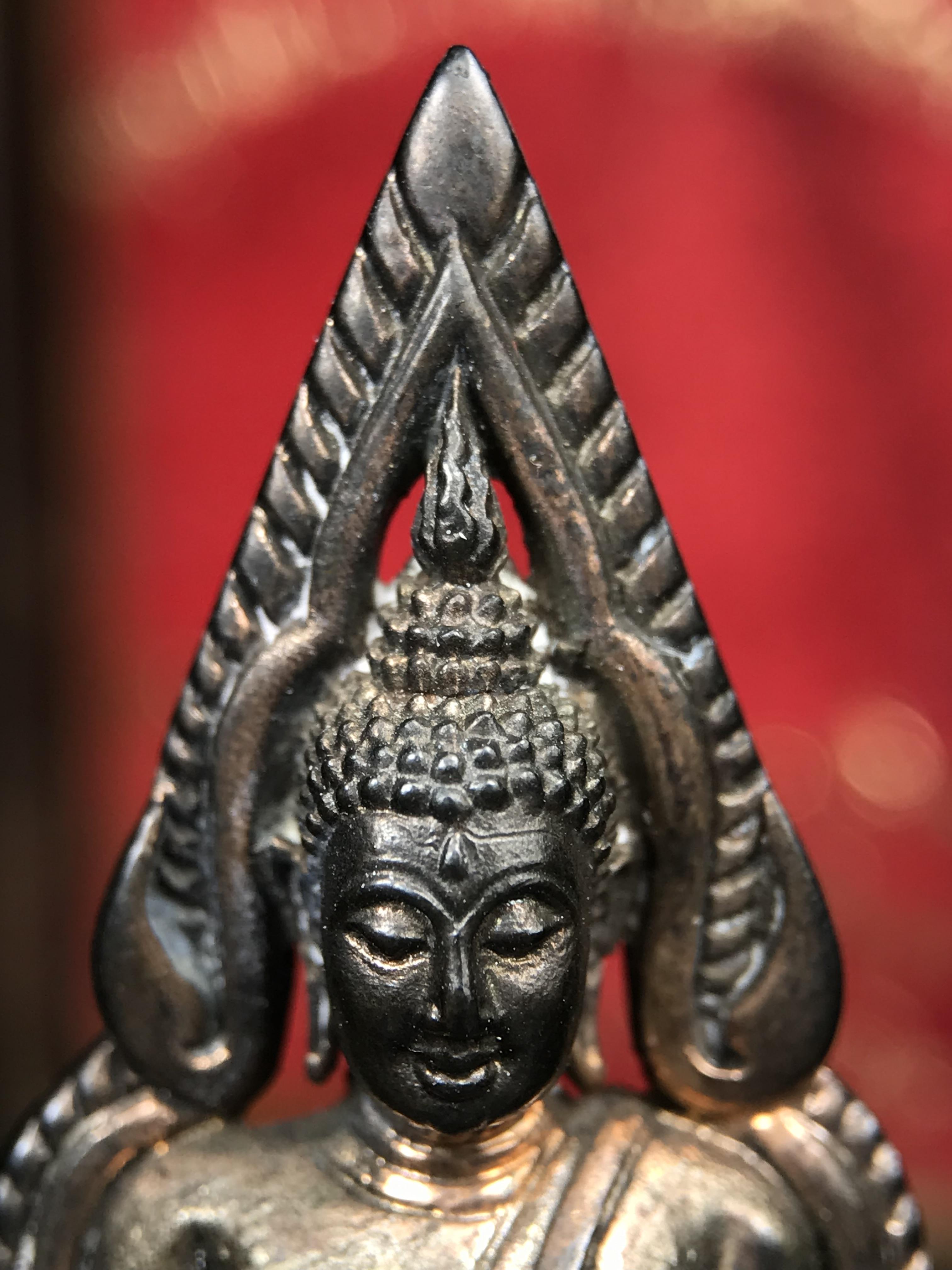 พระพุทธชินราชอินโดจีนมหาจักรพรรดิ อนุสรณ์ 100 ปี พิษณุโลกพิทยาคม (โรงเรียนชาย) พิธีจักรพรรดิมหาพุทธาภิเษก ปี 2542 เนื้อนวโลหะ(เต็มสูตรแก่ทองคำ) พิธีใหญ่มวลสารดีเกจิอาจารย์ยอดนิยมร่วมปลุกเสก*** ตอกโค้ดและหมายเลข*** 1 ใน 999 องค์ ยอดนิยมหายาก