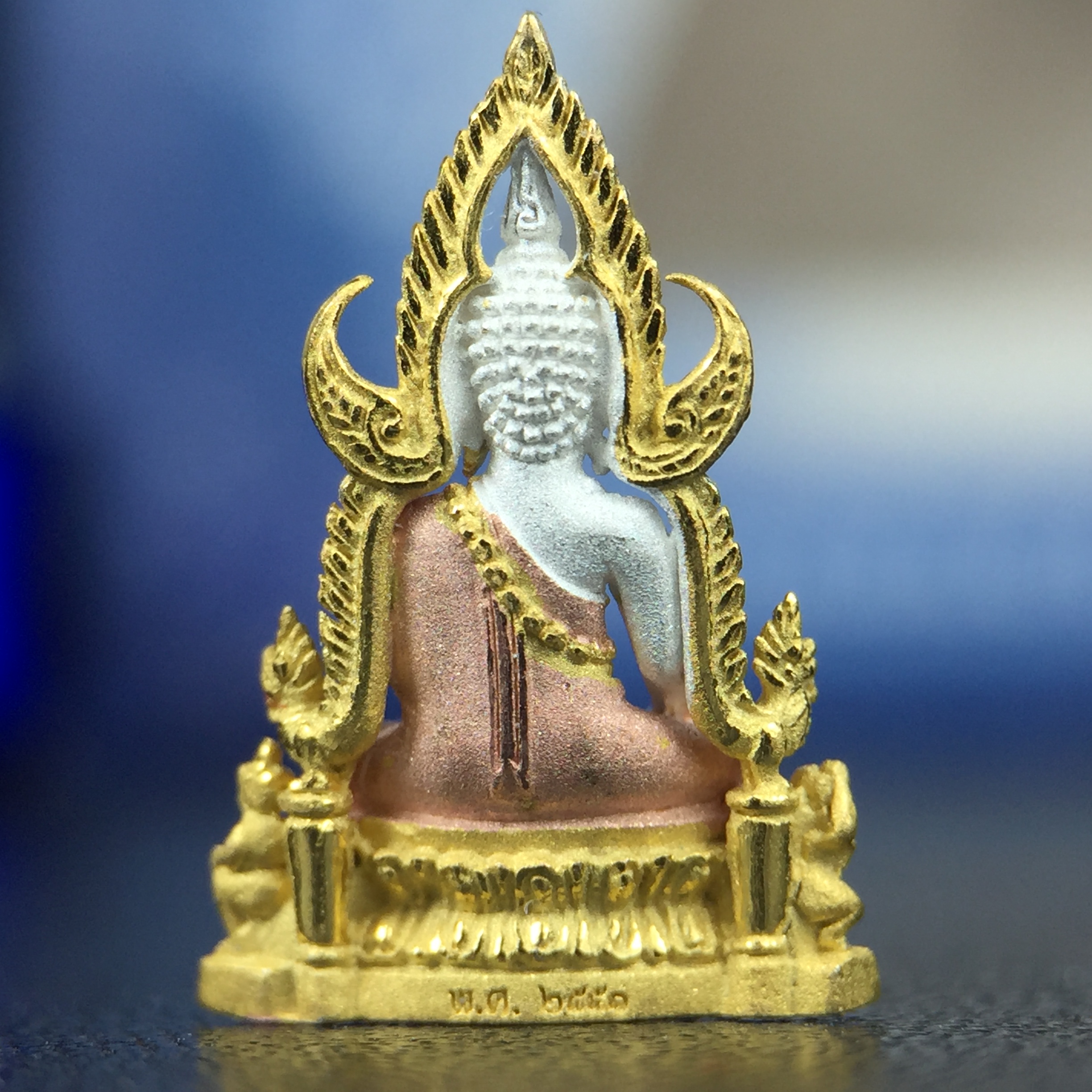 พระพุทธชินราช ภปร. โครงการ เพราะแผ่นดินนี้คือแผ่นดินเกิด เนื้อเงินชุบสามกษัตริย์ ปี2551 ขนาดหน้าตัก1/4นิ้ว (สวยงามหายาก)