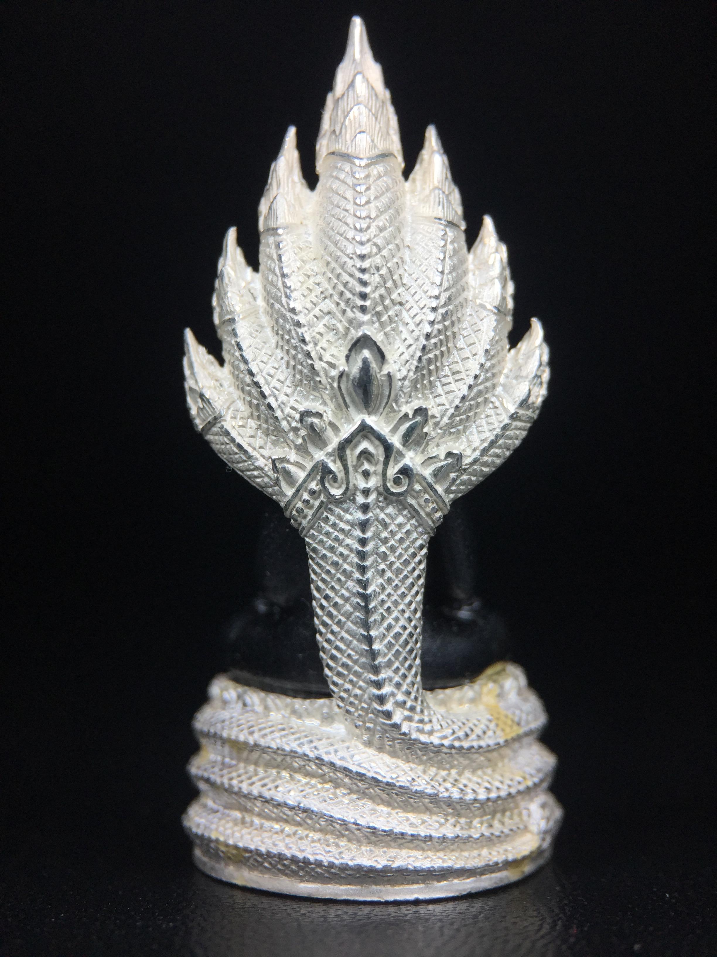 พระนาคปรก สธ. รุ่นสร้างพระอุโบสถเฉลิมพระเกียรติ 4 รอบ 84 พรรษา สมเด็จพระเทพรัตนราชสุดาฯ วัดบวรนิเวศวิหาร ปี 2543 พิมพ์ใหญ่ องค์พระเนื้อนวโลหะ ฐานนาคปรกเนื้อเงิน(สภาพ สวย )พิธีใหญ่ พุทธศิลป์งดงาม หายาก(องค์หมายเลขสวย ๘๓๘) (1 ใน 1999 องค์)