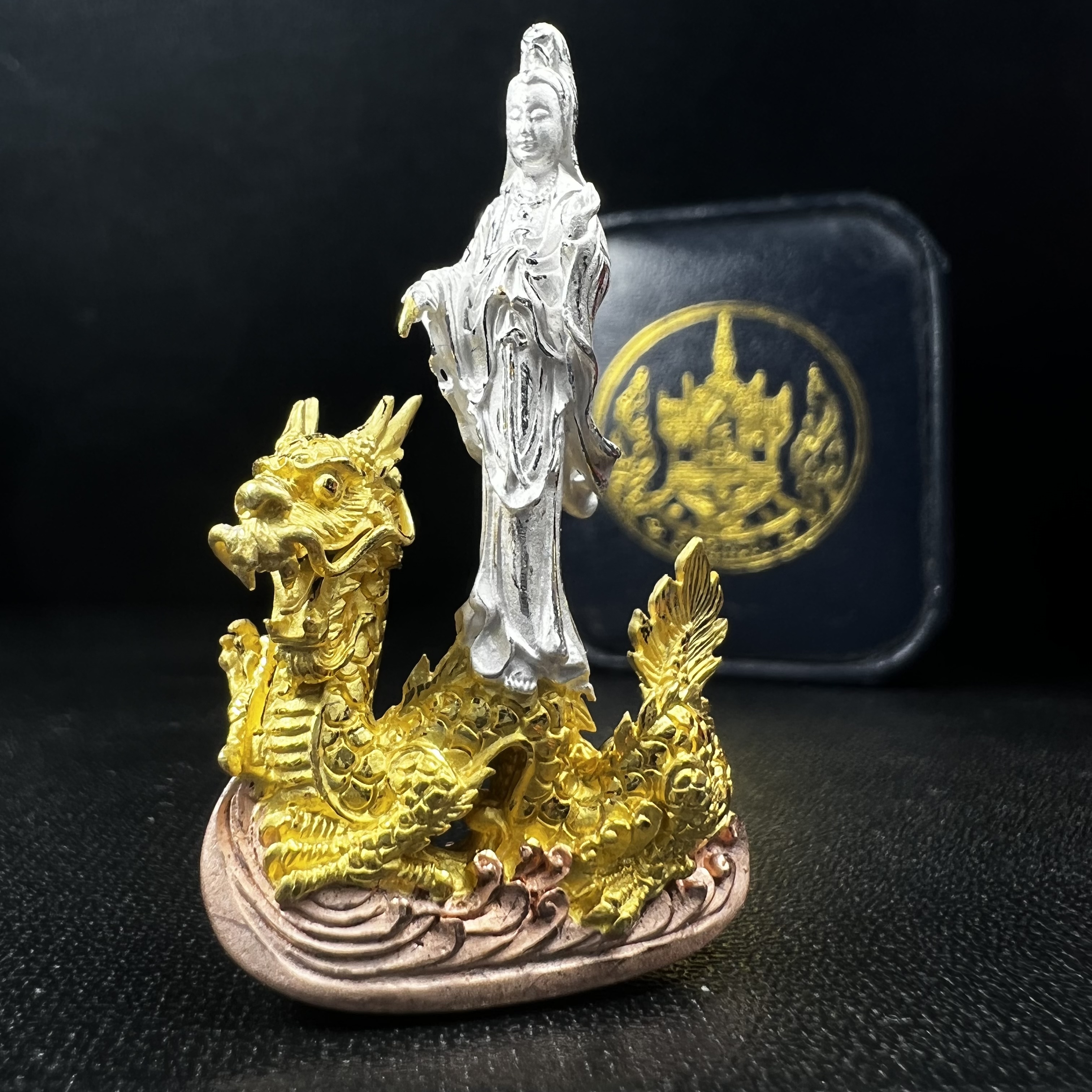 รูปหล่อลอยองค์พระโพธิสัตว์กวนอิม ทรงประทับมังกร จ.ระนอง เนื้อเงินสามกษัตริย์(พบเจอน้อยหายาก) พิมพ์ใหญ่(คัดสภาพผิวเดิม สวยงดงาม ทรงคุณค่า) เฉลิมฉลองในวโรกาสที่พระบาทสมเด็จพระเจ้าอยู่หัวทรงครองสิริราชสมบัติครบ 50 ปี จ.ระนอง พ.ศ.2539