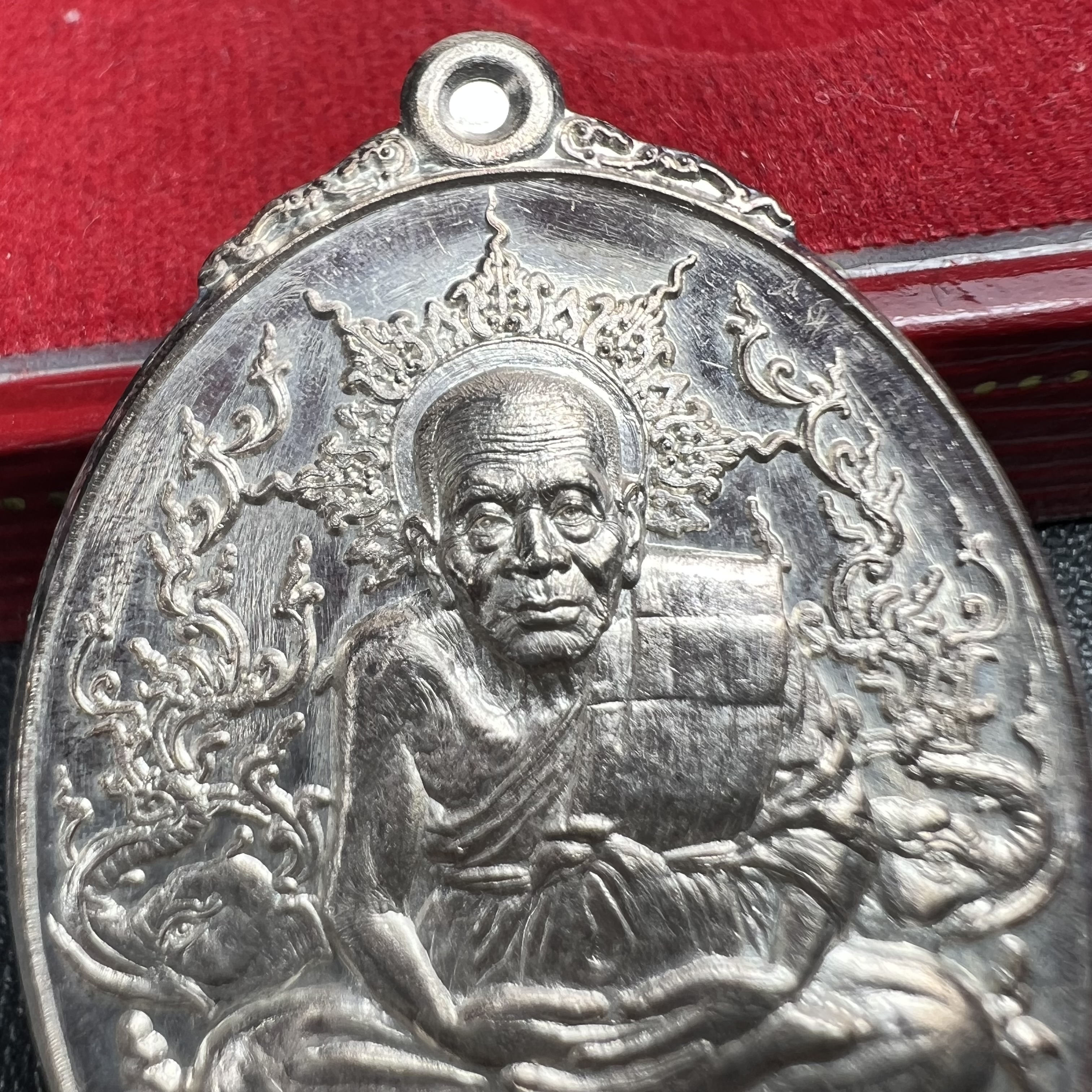 เหรียญหลวงพ่อทวด ญสส. ทรงเจริญพระชันษาครบ 100 ปี สมเด็จพระญาณสังวร สมเด็จพระสังฆราชฯ ปี2556 เนื้อเงินตอกโค๊ตหมายเลข ๙๑(เลขสวยผลรวมได้หนึ่ง(เลขแห่งยศตำแหน่งเป็นผูนำในทุกด้าน)) พร้อมกล่องบรรจุเดิมครบ(หายากสร้างน้อย)1 ใน 199 เหรียญ(สุดหายาก)