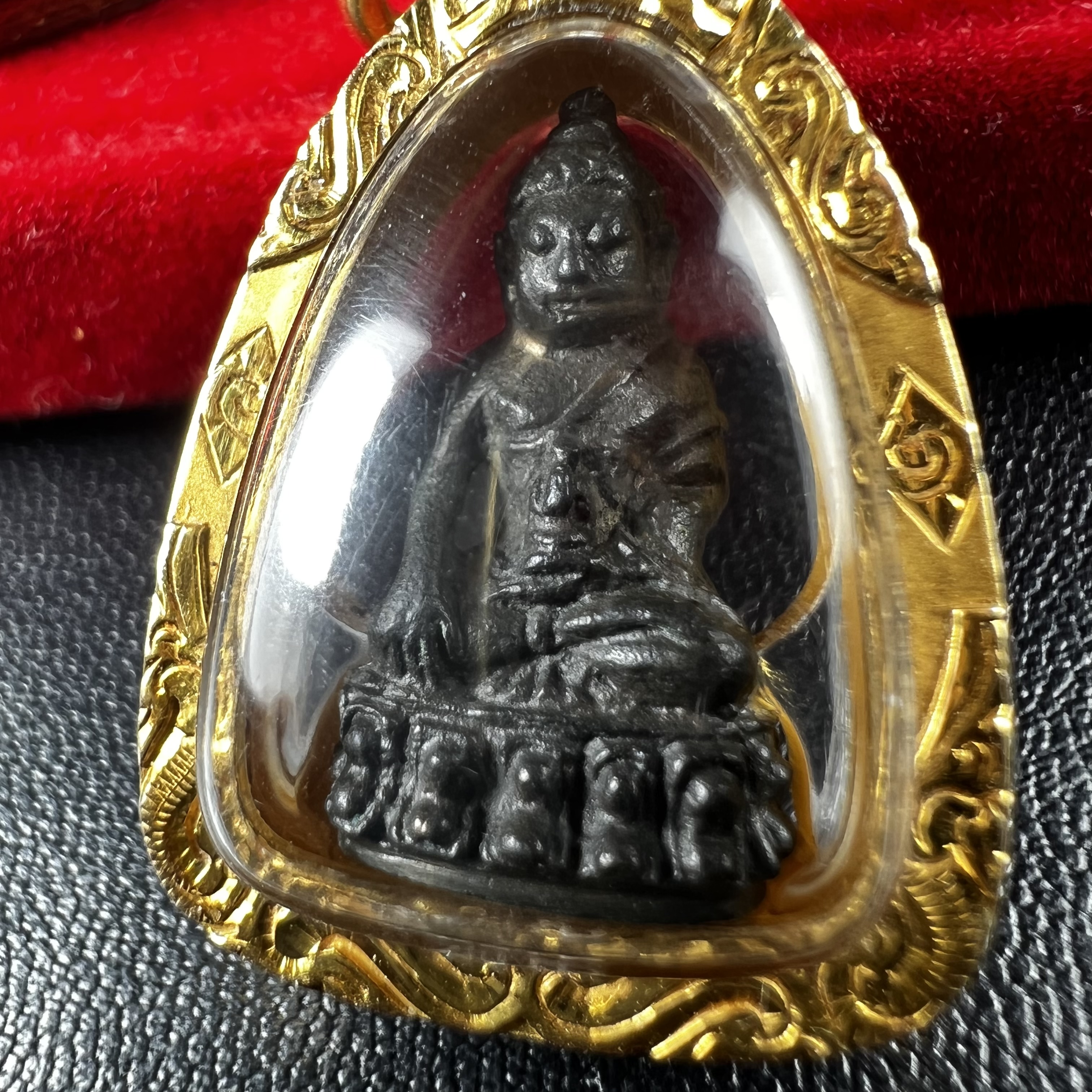 พระกริ่ง-พระชัยวัฒน์ ปวเรศ ปี2530 วัดบวรนิเวศราชวรวิหาร(องค์พระชัยวัฒน์เลี่ยมกรอบทองคำแท้)(ในหลวง ร.9 เสด็จเททอง)(บรรจุเส้นเกศาในหลวงรัชกาลที่9)พร้อมสูจิบัตรเดิมตอนจัดสร้าง(สภาพสวยครบสมบูรณ์) (องค์หน้าใหญ่)(องค์ทองทบ)แบบพิมพ์นิยมหายาก