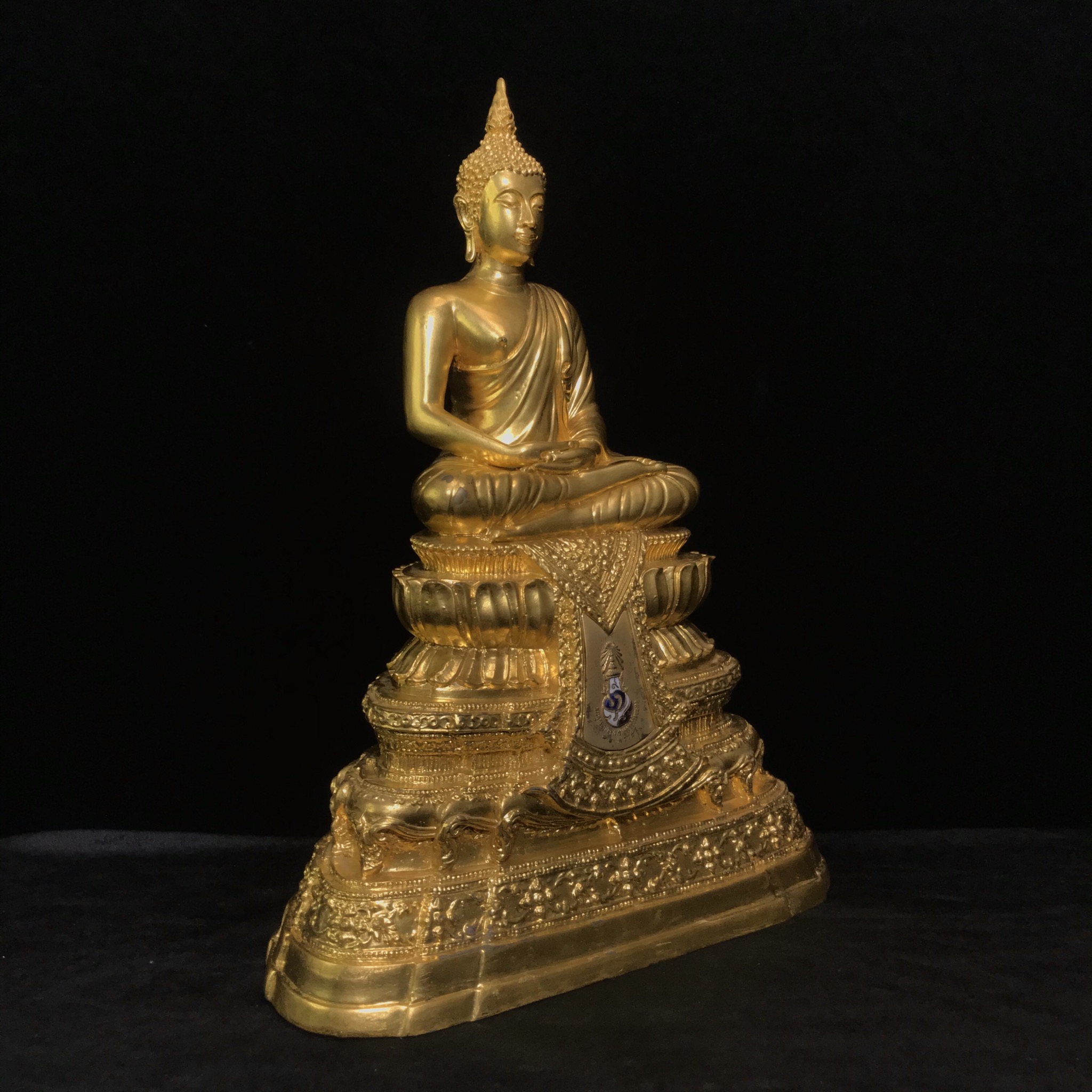 พระพุทธนวมมหาราชายุจฉับปริวัตนมงคล ภปร. พระบาทสมเด็จพระเจ้าอยู่ห้วรัชกาลที่9 เนื่องในวโรกาสเฉลิมพระชนมพรรษา 6 รอบ ( 72 พรรษา )ปี 2542 โดยสำนักนายกรัฐมนตรี หน้าตัก 5นิ้ว(พิธีใหญ่ พุทธศิลป์สวย งดงาม)