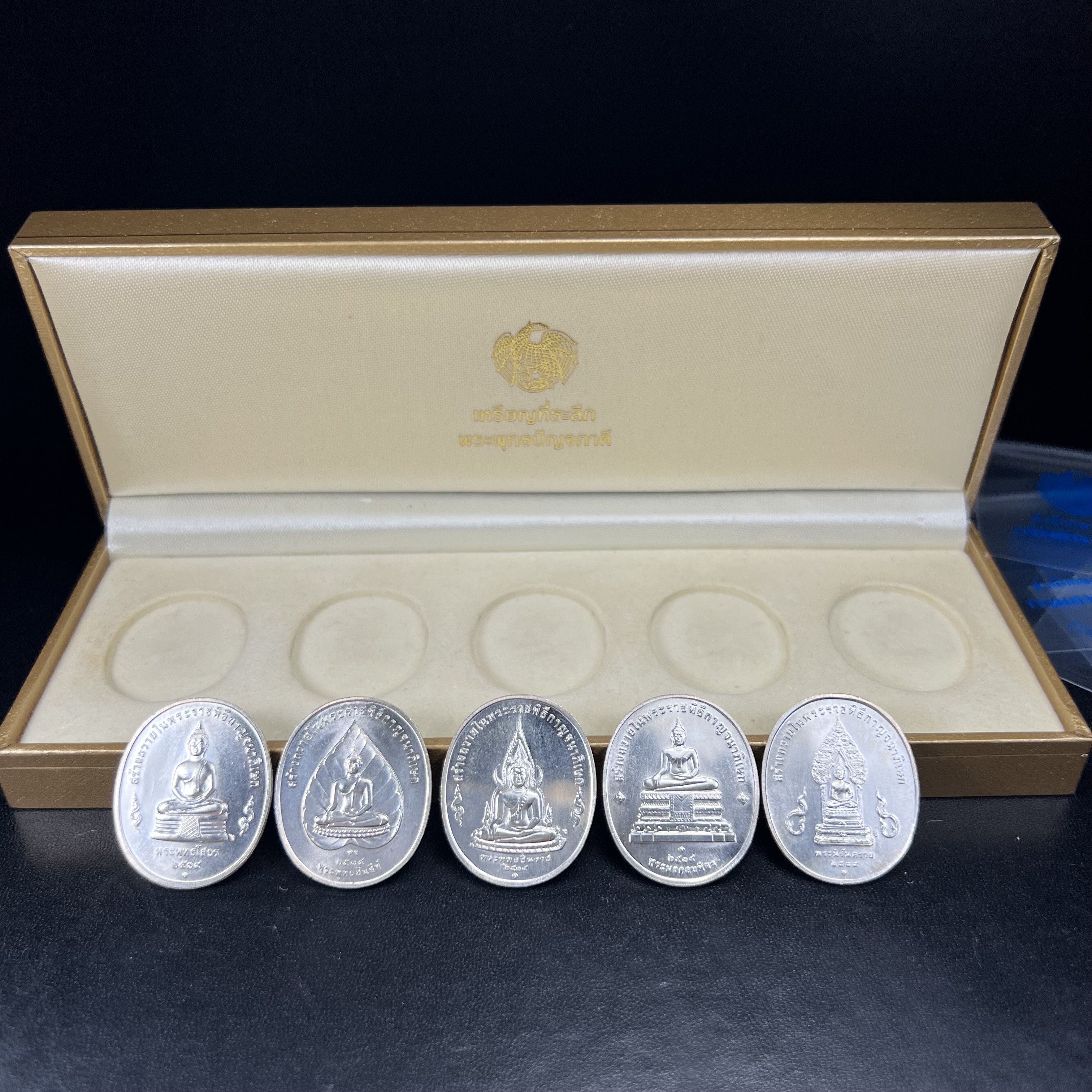 ชุดเหรียญพระพุทธปัญจภาคี ปี 2539 ครบชุด 5 เหรียญ พิมพ์ใหญ่ขนาดสูง 3 ซม. เนื้อเงิน โค๊ต ง.(เงิน) บล็อกกษาปณ์ พร้อมกล่องบรรจุซีนซองเดิมครบสภาพสวย เนื่องในมหามงคลวโรกาสที่ในหลวงรัชกาลที่ 9 ทรงครองสิริราชสมบัติครบ 50ปี พิธีใหญ่ ณ พระอุโบสถวัดพระแก้ว