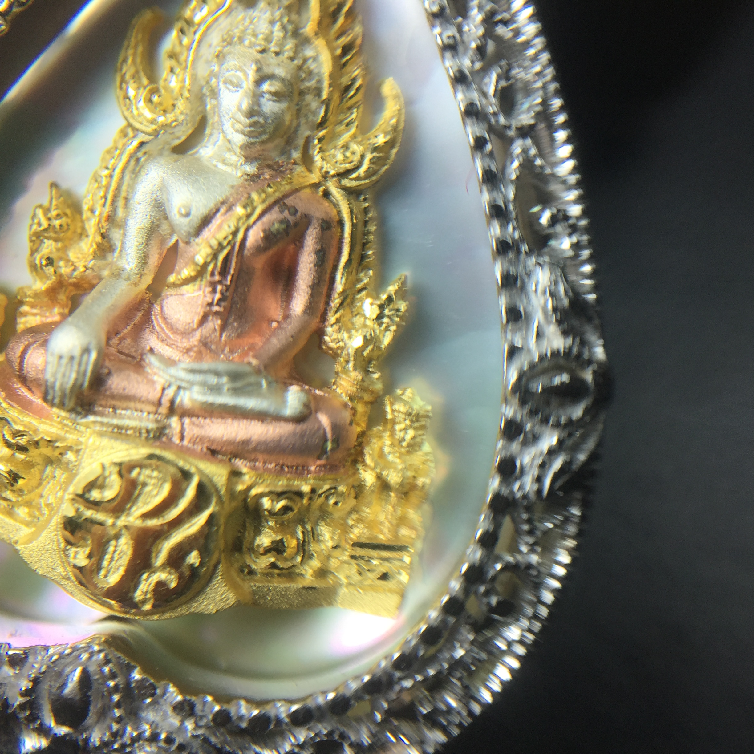 พระพุทธชินราช ภปร. โครงการ "เพราะแผ่นดินนี้ คือ แผ่นดินเกิด" ปี2548(รุ่นแรก) เหรียญทรงใบโพธิ์ ขนาด 21 x 29 มม. เนื้อเงินสามกษัตริย์ องค์พระชุบสามกษัตริย์ ล้อมด้วยกรอบเงินชุบทองคำขาวสลักเสลาเป็นลวดลายละเอียดอ่อน ส่วนพื้นองค์พระเป็นเปลือกหอยมุข