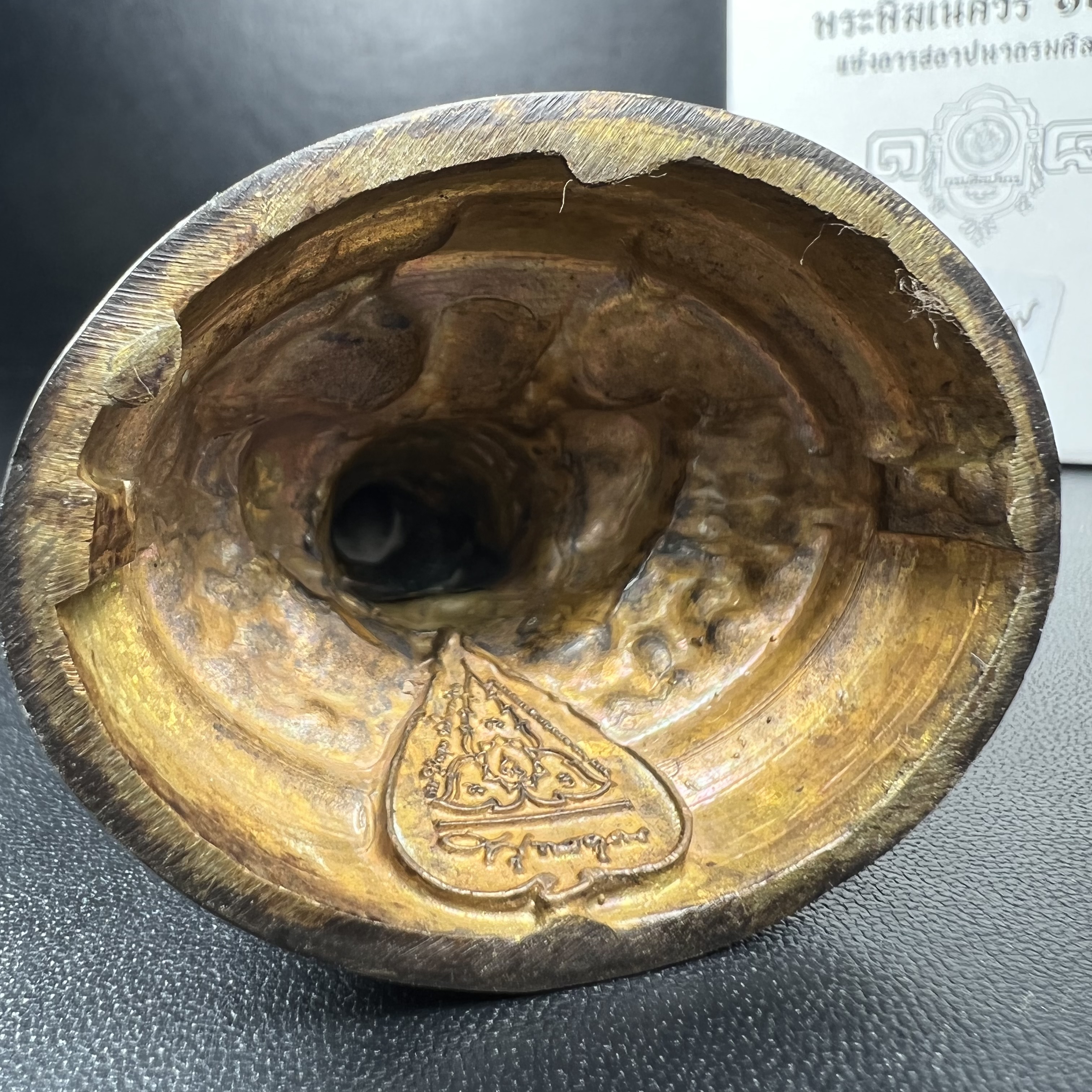 พระพิฆเนศวร รุ่น 108 ปี แห่งการสถาปนากรมศิลปากร ปี 2562 ขนาดบูชาหน้าตัก 1.5 นิ้ว เนื้อทองเหลืองรมดำ (พิธีใหญ่ มวลสารดี)(เลขนัมเบอร์ 1529)1 ใน 1999 องค์