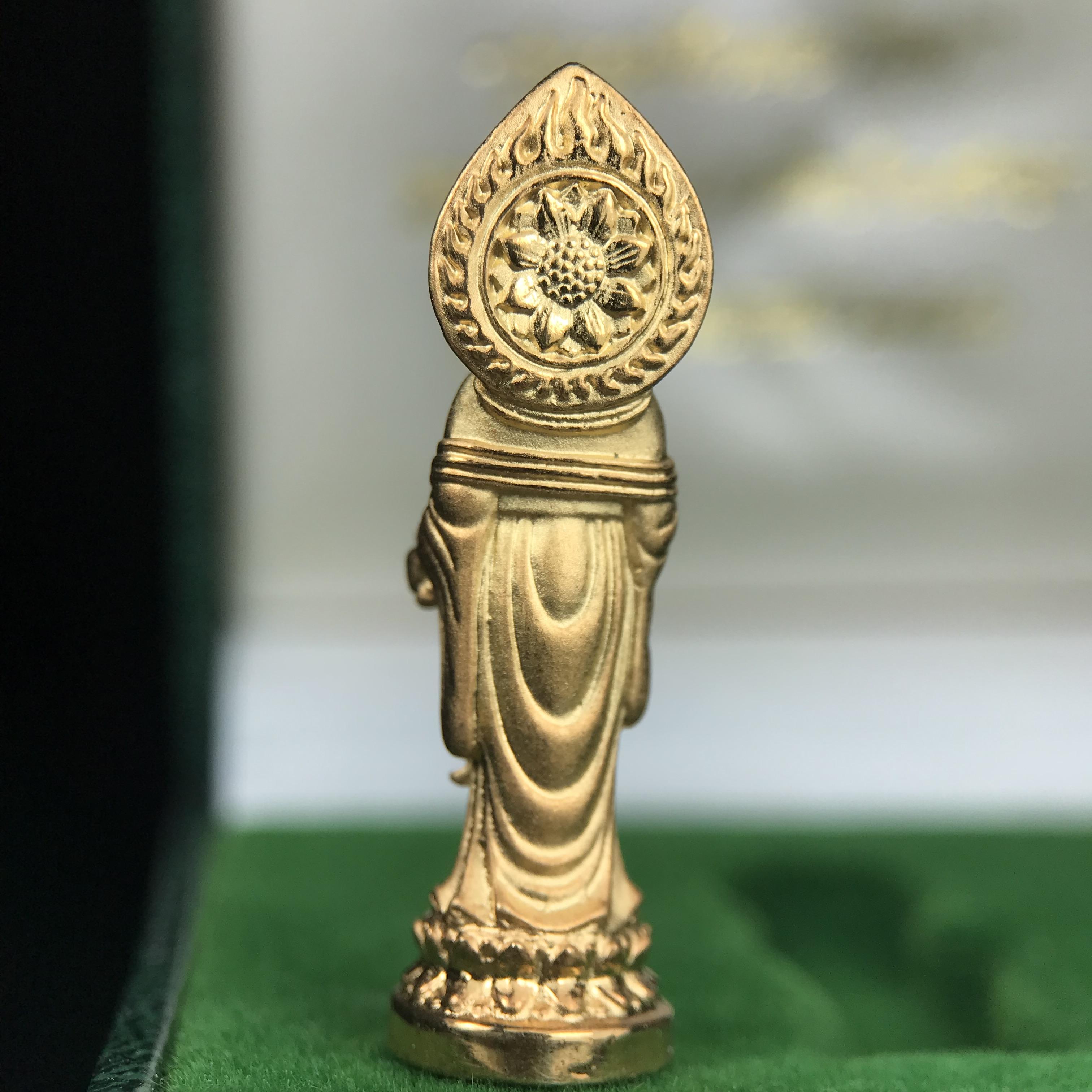 พระโพธิสัตว์อวโลกิเตศวร (เจ้าแม่กวนอิม) รุ่นฉลองปีกาญจนาภิเษก ปี 2540 เนื้อชุบทอง กะไหล่ทอง พ่น ทราย(สวยดุจทองคำ) เทศบาลนครหาดใหญ่จัดสร้างถวายเฉลิมพระเกียรติพระบาทสมเด็จพระเจ้าอยู่หัวทรงครองสิริราชสมบัติครบ 50 ปี(สภาพสวยเดิมพร้อมกล่องบรรจุเดิม)หายาก