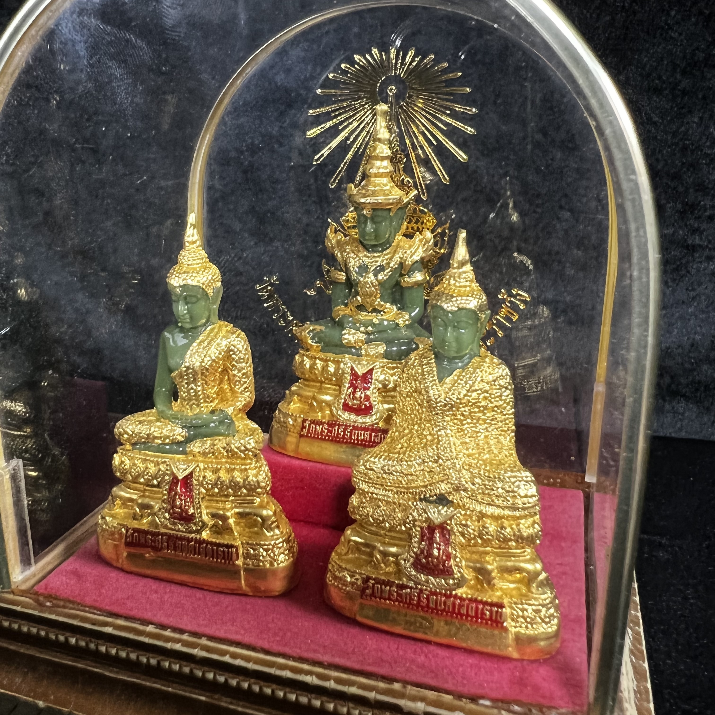 พระพุทธมหามณีรัตนปฏิมากร(พระแก้วมรกต) วัดพระศรีรัตนศาสดาราม สำนักพระราชวัง จัดสร้าง พิมพ์ทรงเครื่อง 3 ฤดู(ร้อน ฝน หนาว) หน้าตัก 2 นิ้วพร้อมครอบตู้เดิม(บรรจุมวลสารใต้ฐาน)