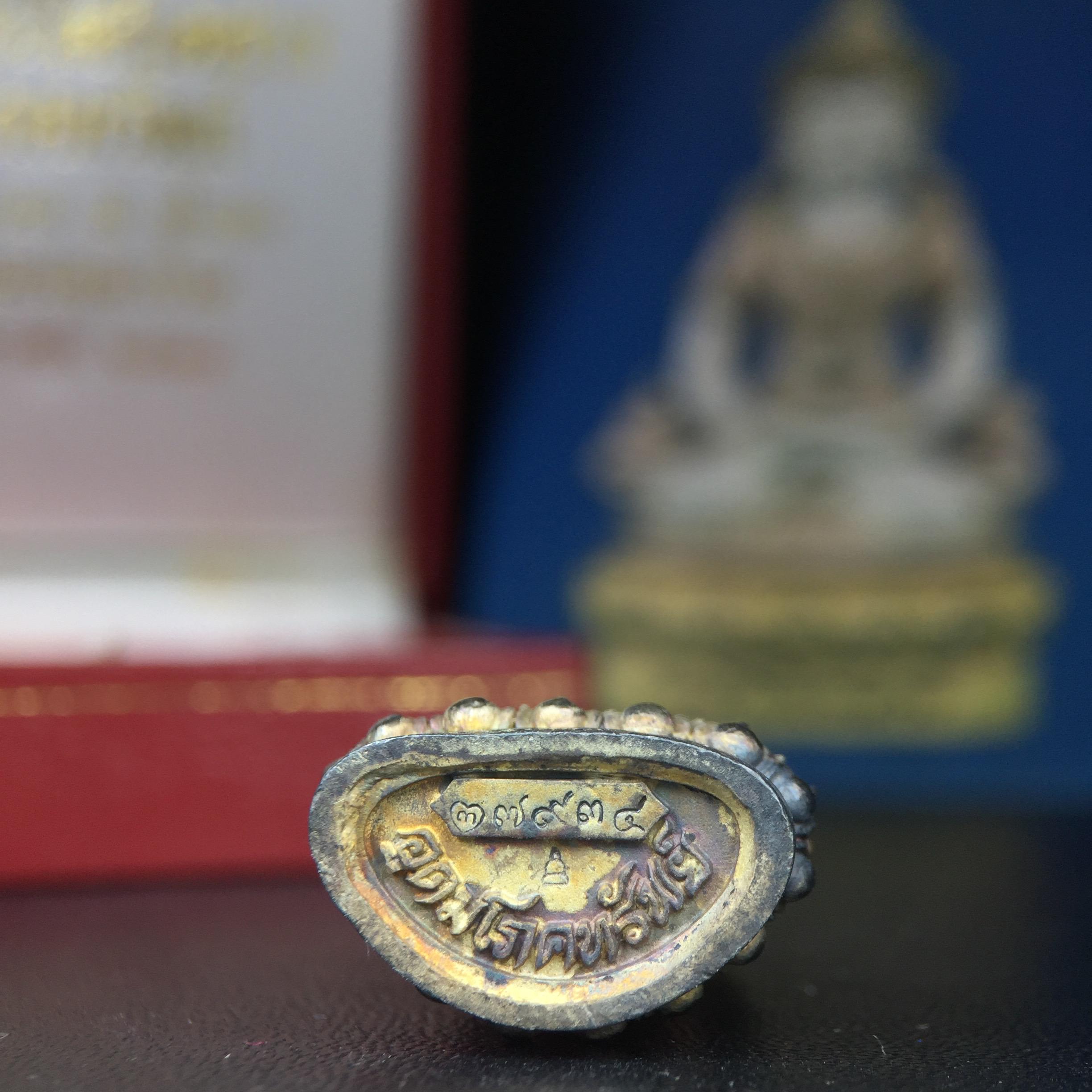 พระกริ่งอวโลกิเตศวร ( เจ้าแม่กวนอิม ) วัดโพธิ์แมนคุณาราม รุ่นอุดมโภคทรัพย์ พ.ศ.2539 เนื้อเงิน 3 กษัตริย์ พ่นทราย(ผิวเดิม ขึ้นสีรุ้งธรรมชาติ แบบนิยม เสน่ห์ของพระเนื้อเงิน) (พร้อมกล่องบรรจุการ์ดใบรับรองเดิมครบ) (อีกหนึ่งรุ่นยอดนิยม พุทธศิลป์สวยงดงาม)