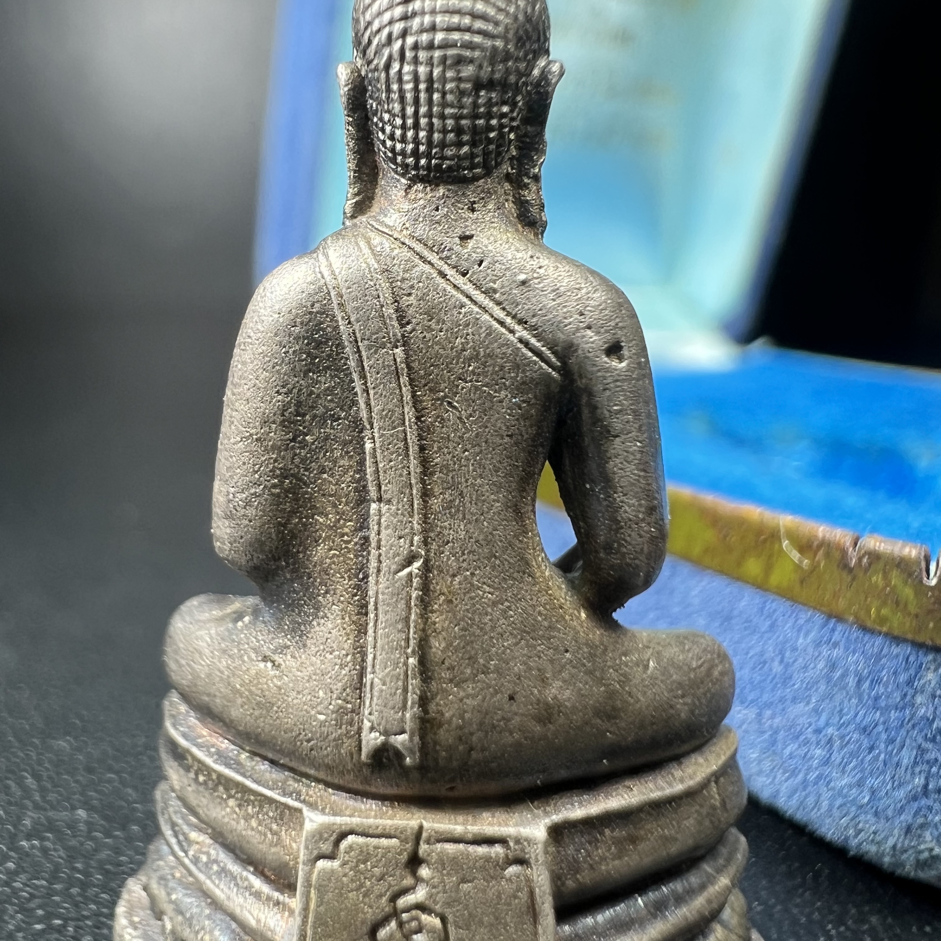 หลวงพ่อพระพุทธโสธร รุ่น ญสส. ปี 2533 พิมพ์ใหญ่เนื้อเงินผสมชนวน ผิวเดิมสวยเข้มขลังพร้อมกล่องบรรจุเดิมครบ(สมเด็จพระญาณสังวร สมเด็จพระสังฆราช เสด็จเป็นองค์ประธานเททอง)พระดีพิธีใหญ่ชนวนมวลสารเข้มขลังและเป็นอีกหนึ่งผลงานของนายช่างเกษม มงคลเจริญ งดงามทรงคุณค่า