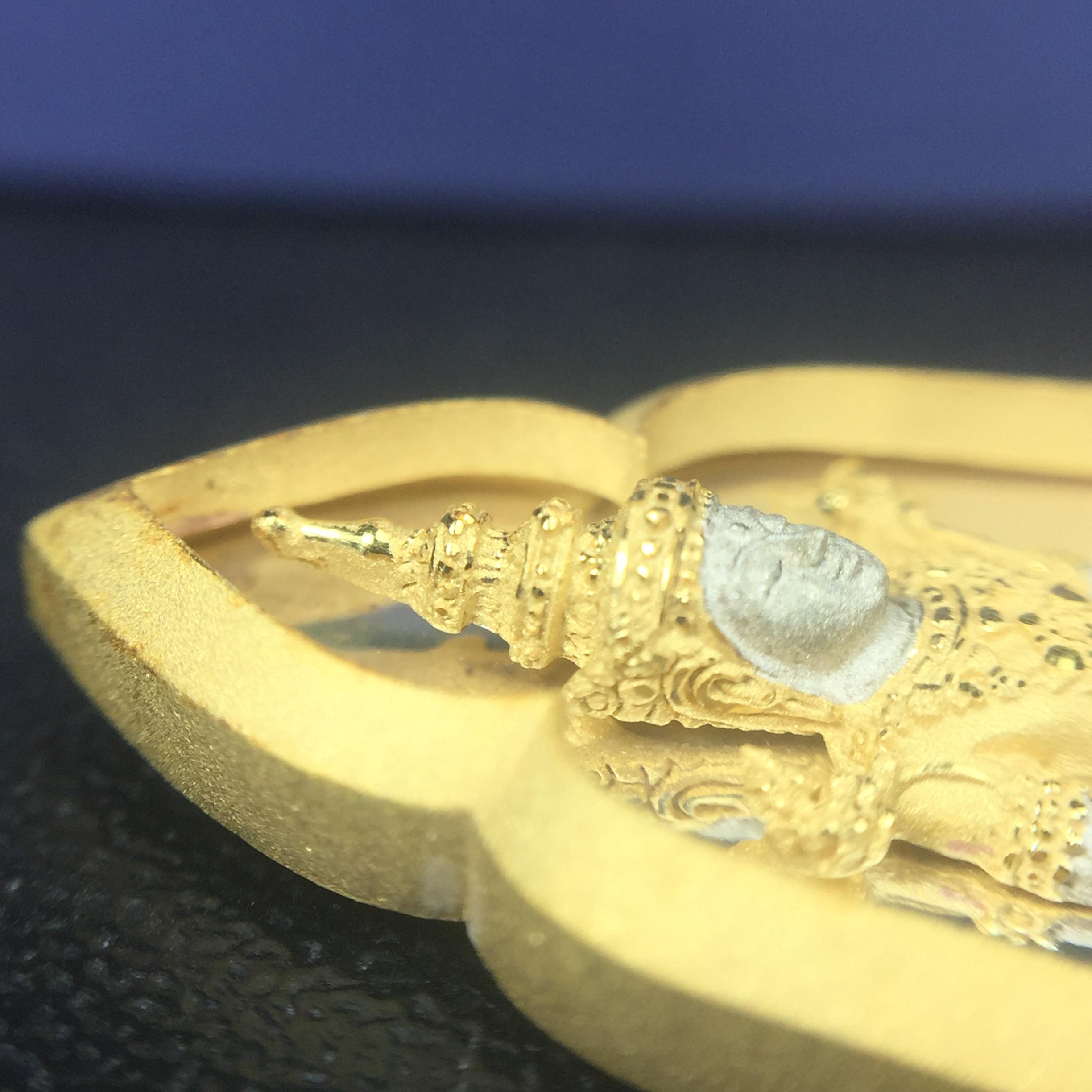 พระแก้วมรกต ภปร. ปี2547 จัดสร้างโดย รพ.ภูมิพลฯ เนื้อเงิน(3 กษัตริย์) เหรียญทรงซุ้ม(1ใน3000องค์)