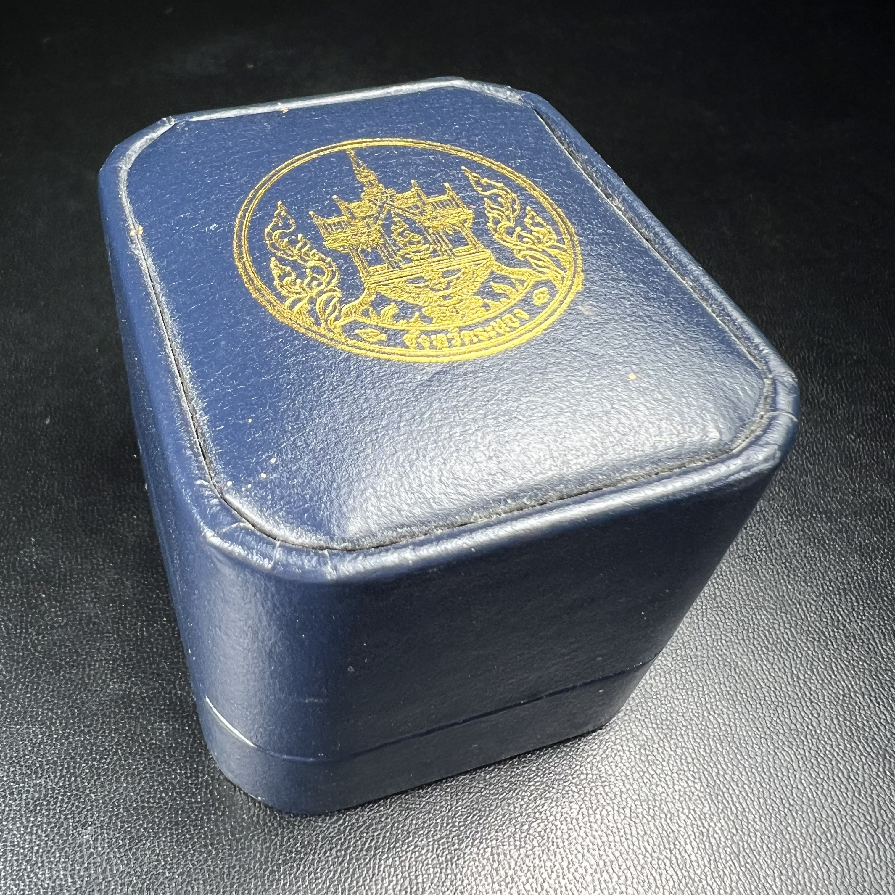 รูปหล่อลอยองค์พระโพธิสัตว์กวนอิม ทรงประทับมังกร จ.ระนอง เนื้อเงินพ่นทรายขัดเงาบางส่วน พิมพ์ใหญ่(สภาพผิว สวยงดงาม ทรงคุณค่า) เฉลิมฉลองในวโรกาสที่พระบาทสมเด็จพระเจ้าอยู่หัวทรงครองสิริราชสมบัติครบ 50 ปี จ.ระนอง พ.ศ.2539