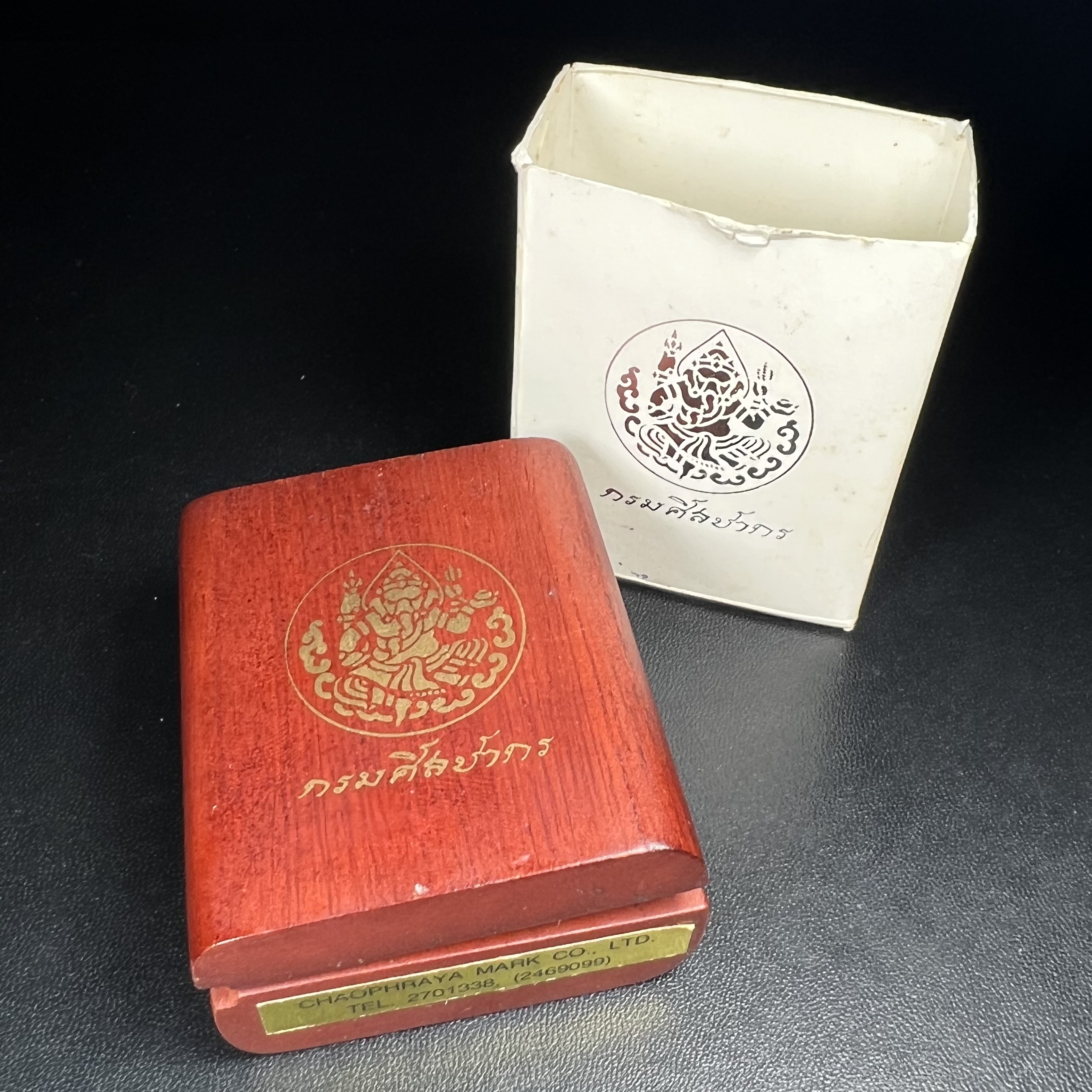 พระพิฆเนศ พิมพ์ลอยองค์ รุ่นแรก กรมศิลปากร ปี 2540 เนื้อเงิน ผิวเดิมติดรุ้งๆ(ซีนซองเดิมพร้อมกล่องไม้และกล่องกระดาษครบชุด)พิธีใหญ่ เข้มขลัง มวลสารศักดิ์สิทธิ์ (เทพเจ้าแห่งความสำเร็จและศิลปวิทยาการ)ยอดนิยมหายาก