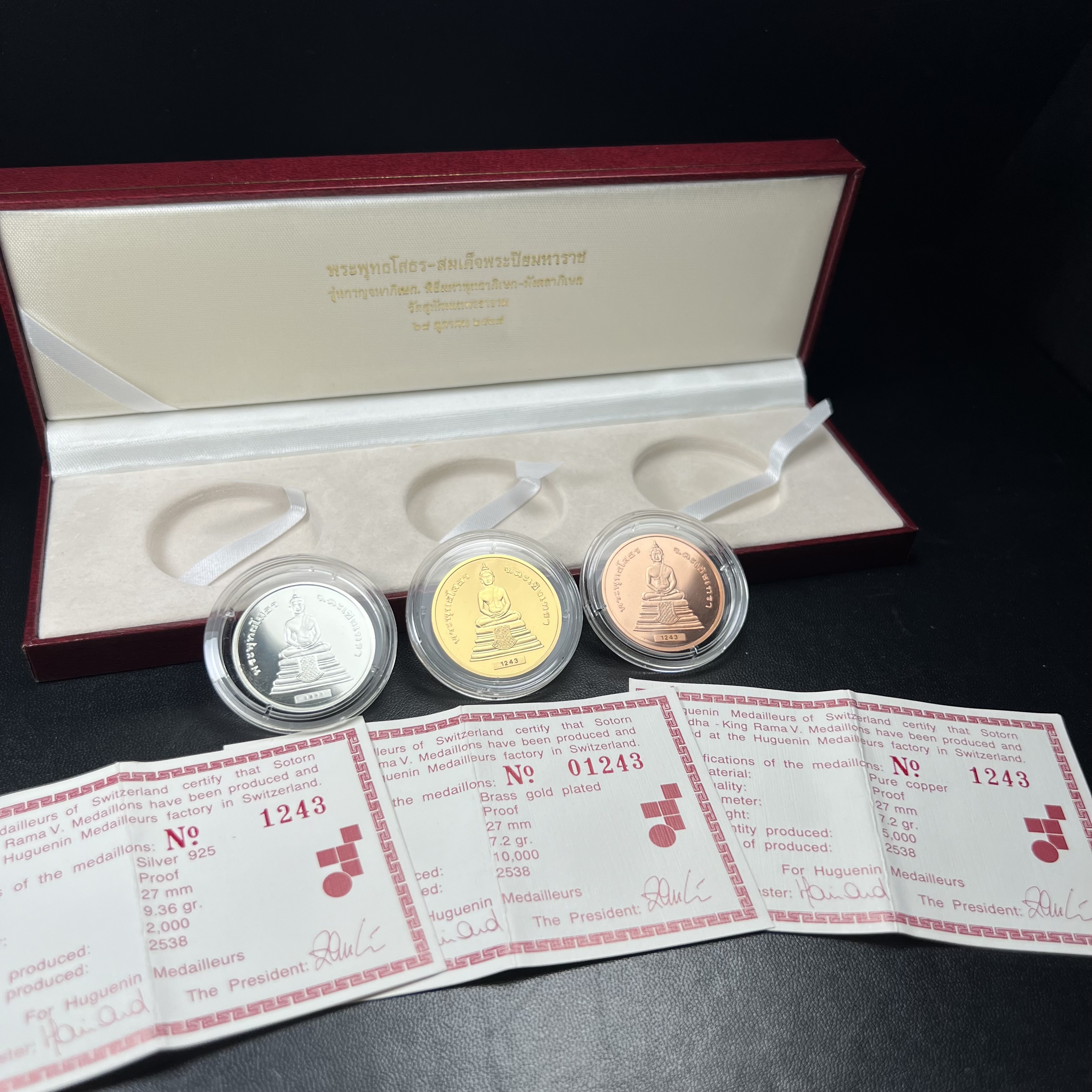 เหรียญพระพุทธโสธร-สมเด็จพระปิยมหาราช รุ่นกาญจนาภิเษก วัดสุทัศน์เทพวราราม ปี2538 ครบชุดสามกษัตริย์ 1 ชุดมี 3 เนื้อ (เงินขัดเงา+กะไหล่ทองขัดเงา+ทองแดงบริสุทธิ์ขัดเงา) ขนาด 27 มม. ครบชุดพิมพ์ใหญ่หมายเลขเดียวกันพร้อมกล่องและใบรับรองเดิม(1ใน 2000 ชุดหายาก)