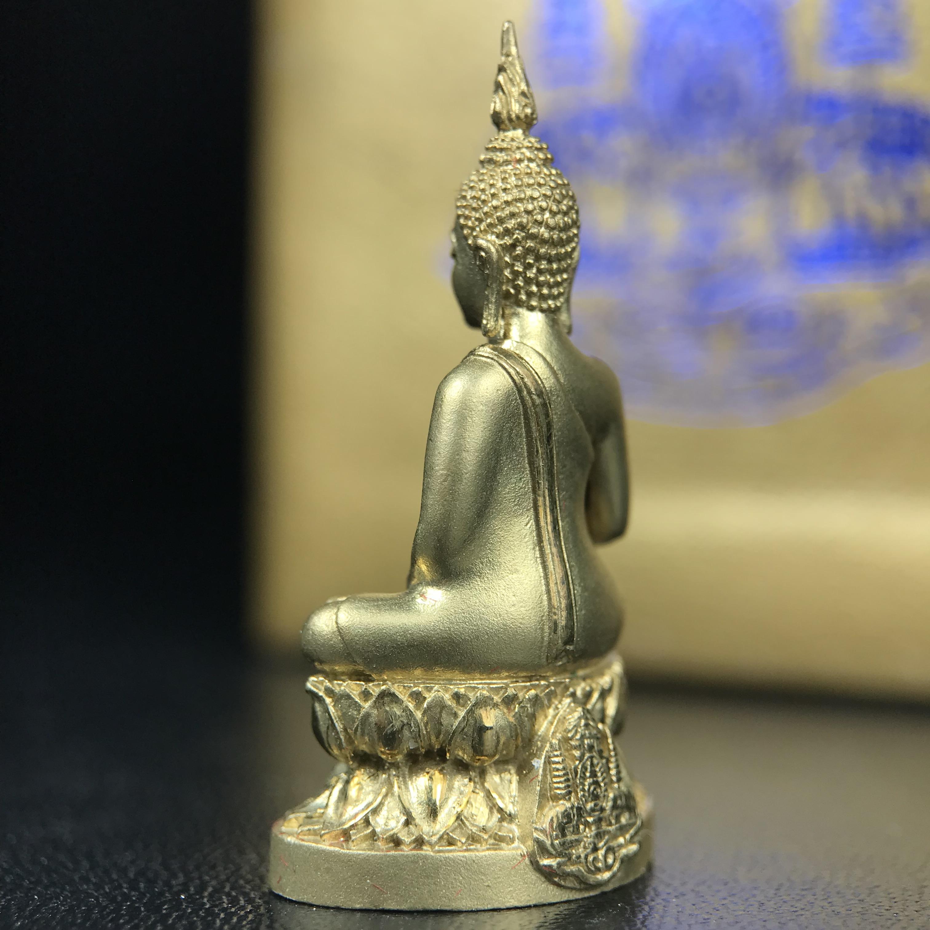 พระกริ่งพระพุทธนวราชบพิตร ตรากาญจนาภิเษกครองสิริราชสมบัติครบ 50 ปี รัชกาลที่ 9 ปี 2540 เนื้อทอง93(หายากพบเจอน้อยมาก) ขนาดสูง 3.2 ซม. พุทธศิลป์สวยงดงามและพิธีใหญ่วัดพระแก้ว(พุทธนวราชบพิตร นิมิตรหมายแห่งความสามัคคี ด้วยไมตรีแห่งองค์พระภูมิพล)