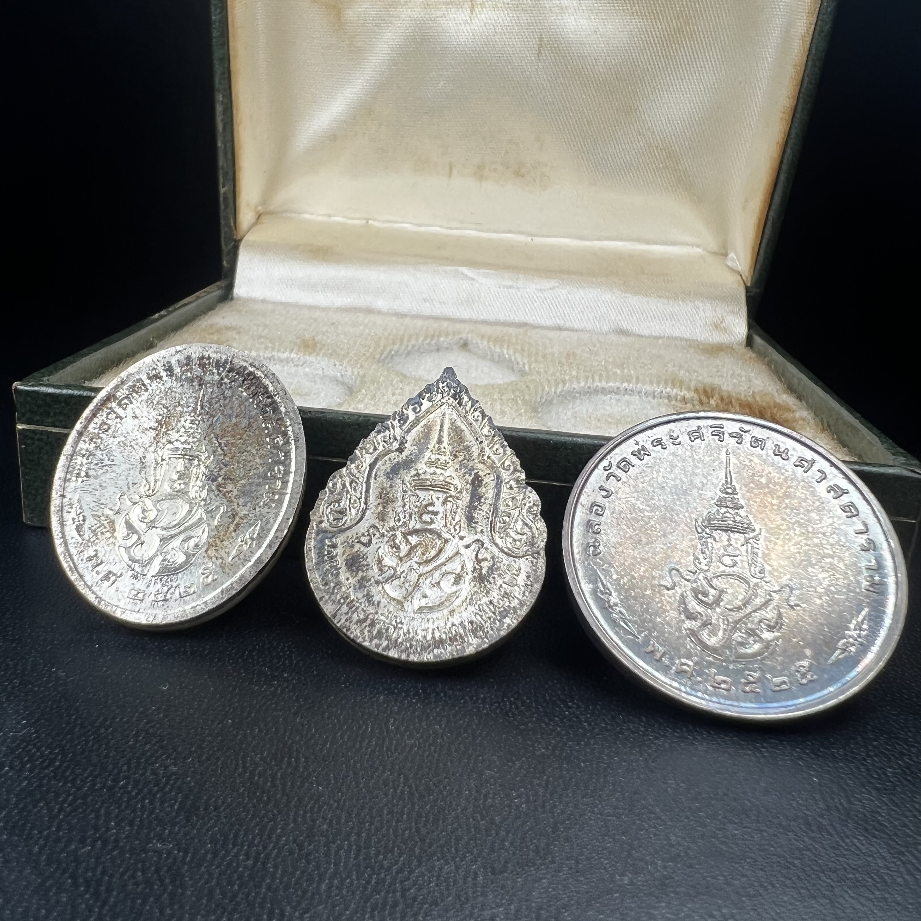 เหรียญพระแก้วมรกตหลัง ภปร. ฉลองกรุงรัตนโกสินทร์ครบ 200 ปี พ.ศ.2525 เนื้อเงิน(ผิวเดิม สวย)กล่องบรรจุเดิมครบ3พิมพ์(บล็อกพระราชศรัธา)(ในหลวงรัชกาลที่9 เสด็จในพิธี)ชอบเก็บแบบผิวเดิมๆชุดนี้เลยแนะนำ ผิวเดิมสวยมาก เสน่ห์พระเนื้อเงิน