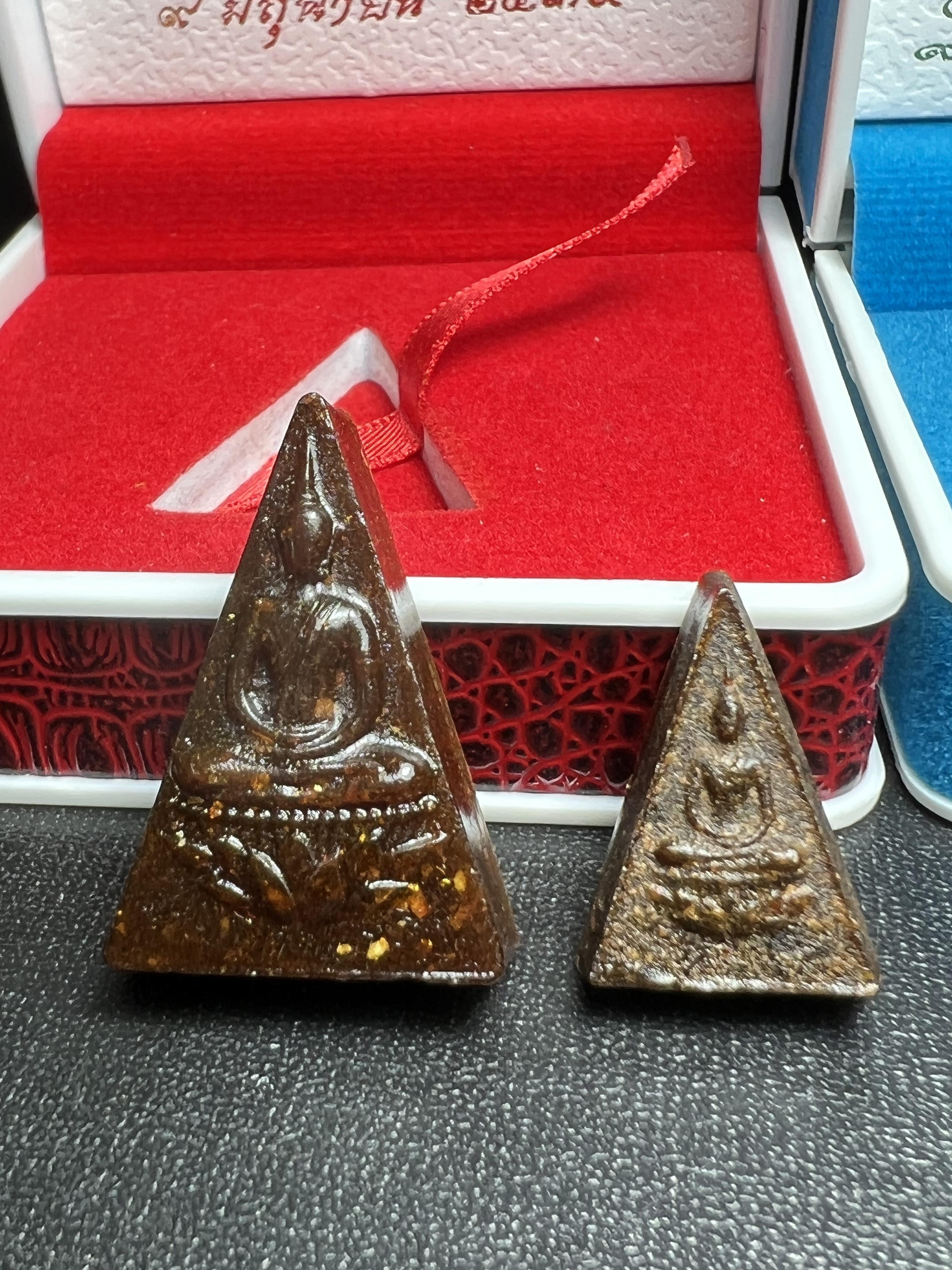 พระกำลังแผ่นดิน พระราชทาน วัดบวรนิเวศวิหาร ปี2539 พิมพ์ใหญ่-พิมพ์เล็ก กรรมการ (ในหลวง รัชกาลที่ 9 พระราชทานมวลสารจิตรลดา)นิยมหายาก