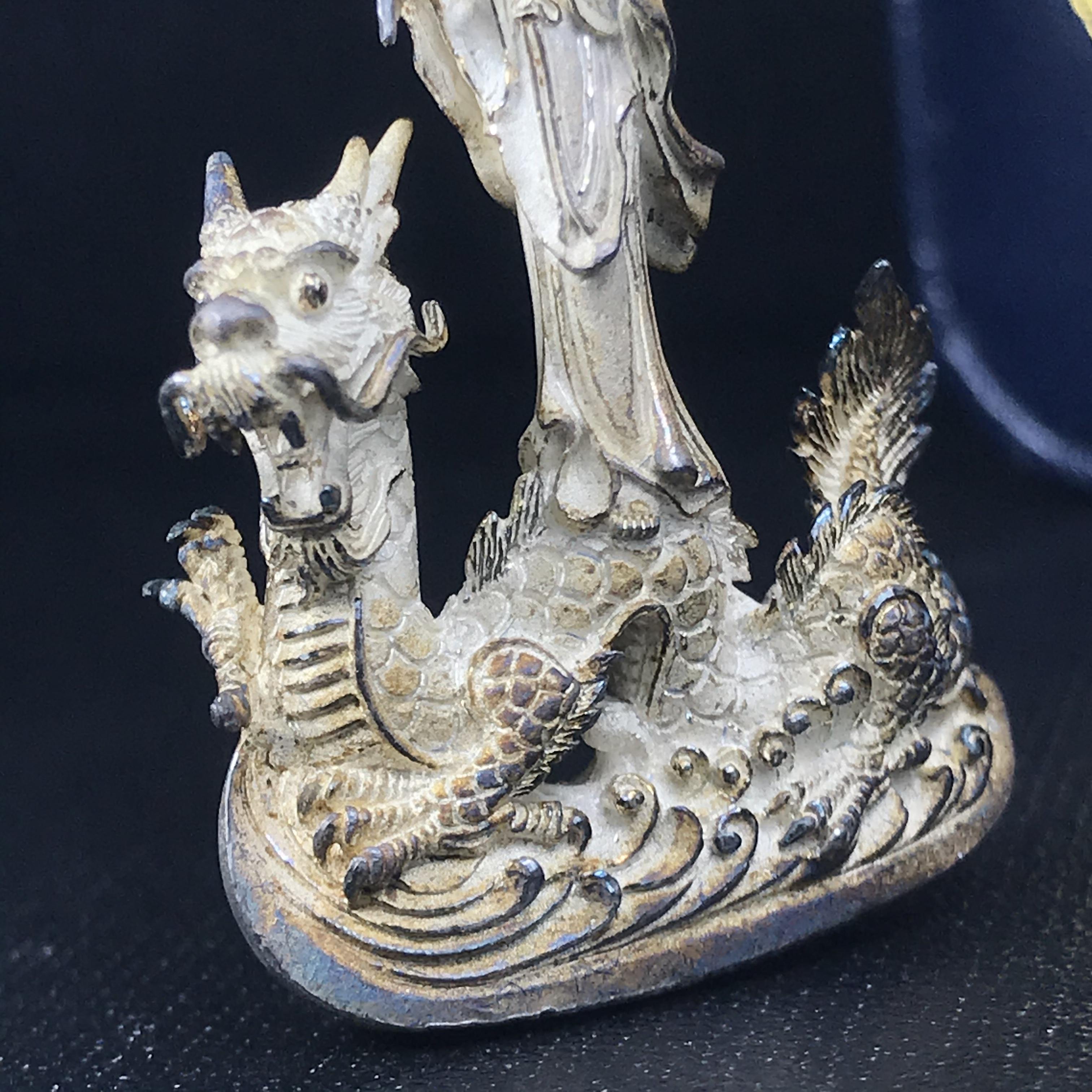 รูปหล่อลอยองค์พระโพธิสัตว์กวนอิม ทรงประทับมังกร จ.ระนอง เนื้อเงิน พิมพ์ใหญ่(สภาพผิวเดิม ขึ้นสีรุ้งธรรมชาติ แบบนิยม) เฉลิมฉลองในวโรกาสที่พระบาทสมเด็จพระเจ้าอยู่หัวทรงครองสิริราชสมบัติครบ 50 ปี จ.ระนอง พ.ศ.2539