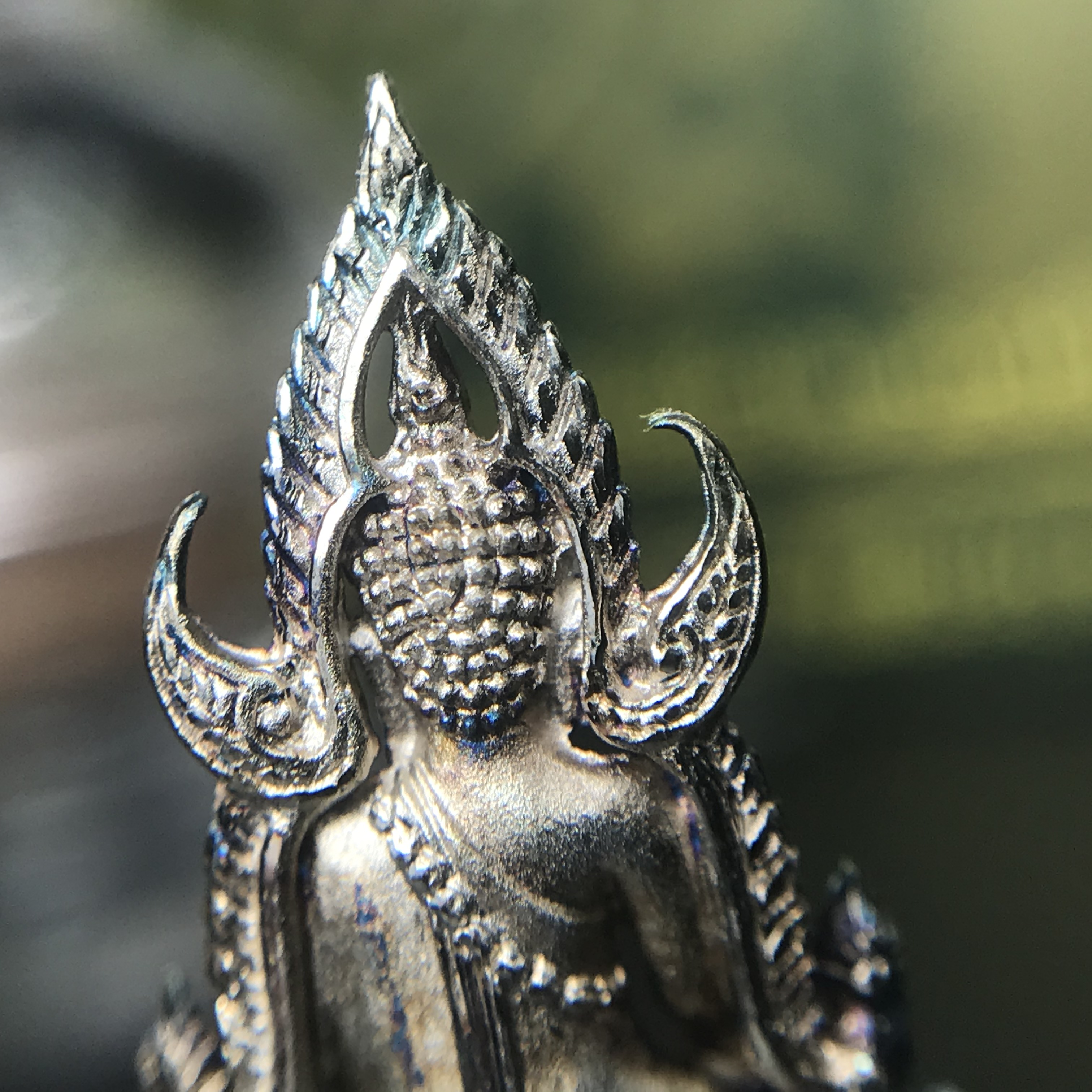 พระพุทธชินราช(จำลอง) ภปร. 84 พรรษา เนื้อเงินชุบทองคำขาว พิมพ์เล็กขนาดหน้าตัก 1/4 นิ้ว (สภาพผิวเดิมสวย ขึ้นสีรุ้งธรรมชาติ แบบนิยม)(พระราชทานมวลสาร จิตรลดาและเส้นพระเจ้า(เส้นผม))