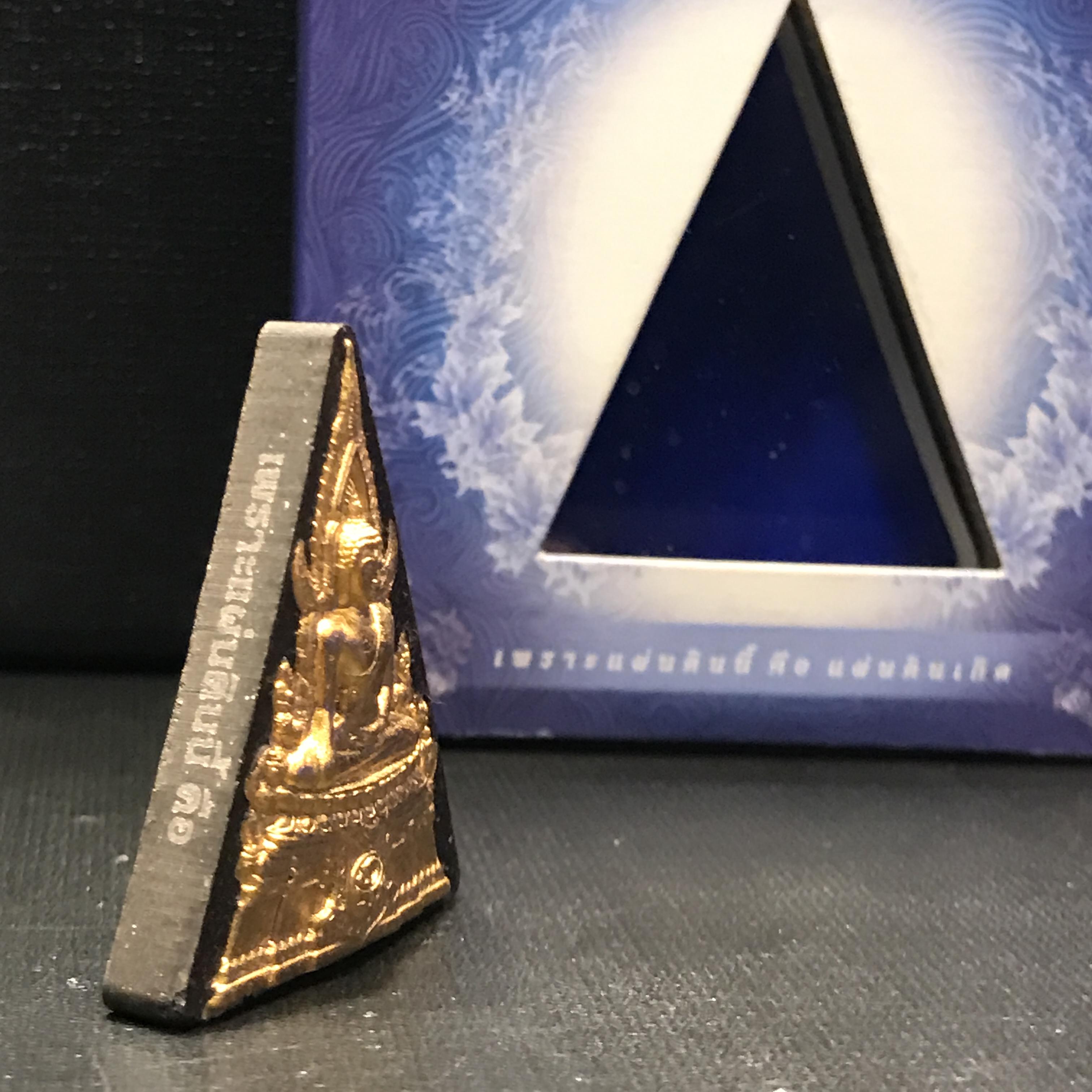 พระพุทธชินราช ภปรโครงการ เพราะแผ่นดินนี้คือแผ่นดินเกิด เนื้อผง ด้านหน้าปิดทอง หลัง ภ.ป.ร. ทองแดง ปี2551 มวลสารเส้นพระเจ้า (เส้นผม) ของพระบาทสมเด็จพระเจ้าอยู่หัวรัชกาลที่9