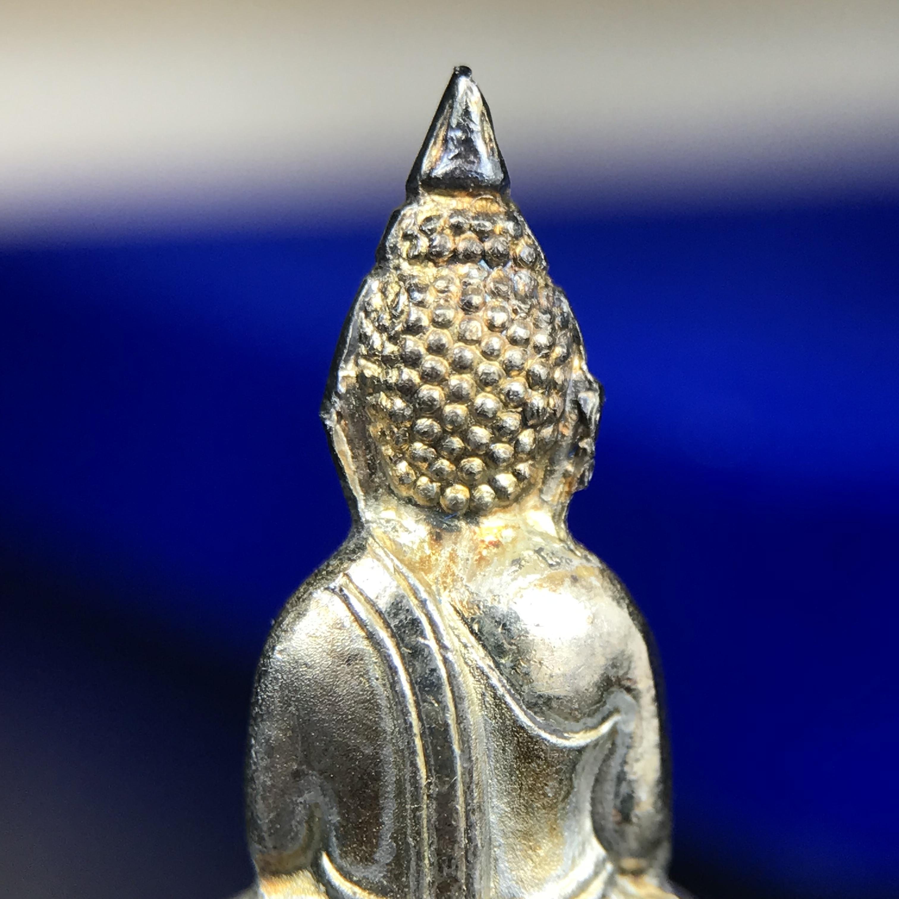 พระกริ่งหลวงพ่อโสธร ภปร. รุ่นกาญจนาภิเษก จัดสร้างในมงคลวโรกาสที่พระบาทสมเด็จพระเจ้าอยู่หัวรัชกาลที่9 เสด็จเถลิงถวัลย์สิริราชสมบัติ ครบ 50 ปี ในพุทธศักราช 2539 เนื้อเงิน(ผิวเดิมสวย)(พิธีใหญ่เข้มขลัง)1 ใน 9950 องค์