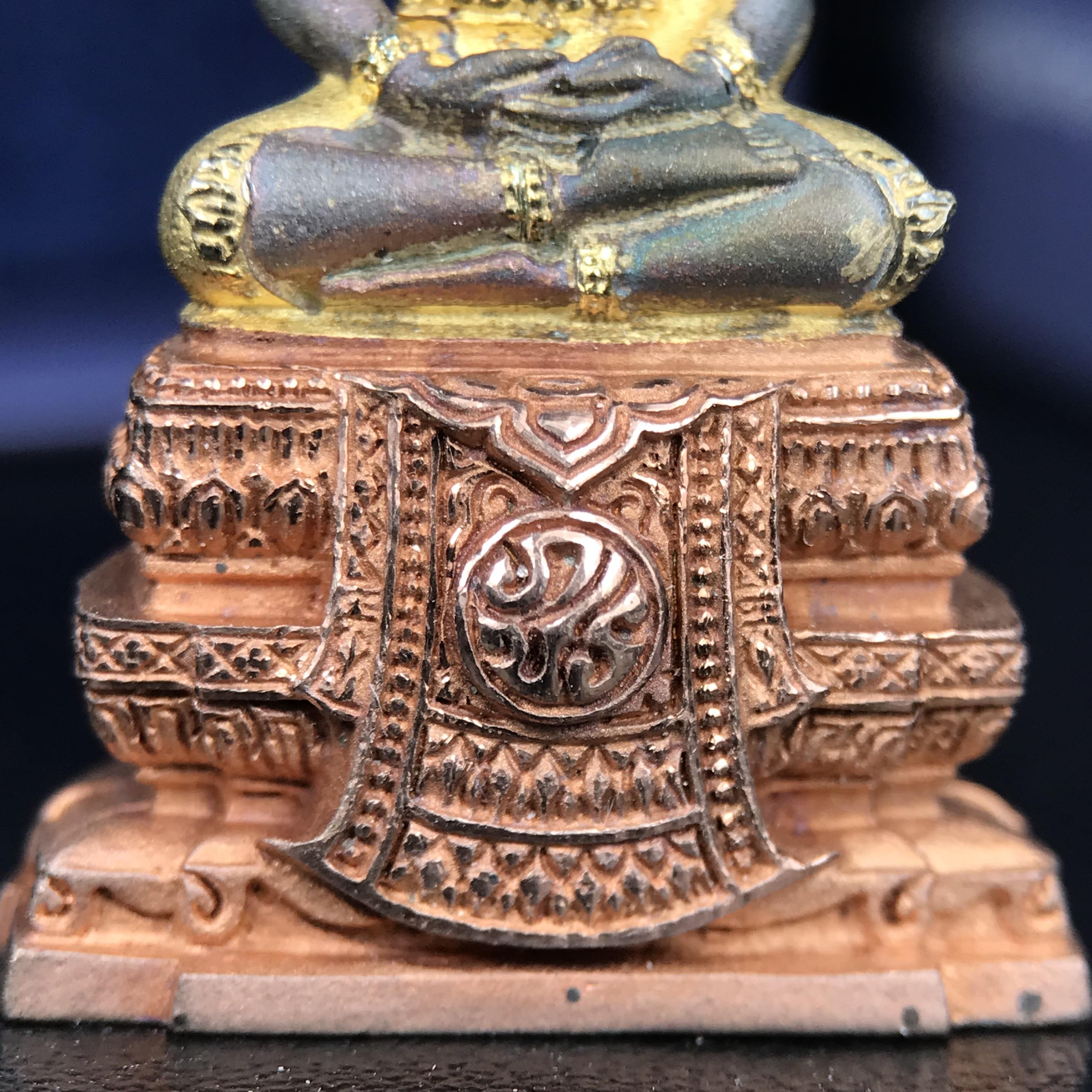 พระแก้วมรกต ภปร. ปี 2547 จัดสร้างโดยโรงพยาบาลภูมิพลอดุลยเดช เนื้อเงิน(3 กษัตริย์) ลอยองค์ หน้าตัก 1/2 นิ้ว สูง 3.7 ซม.พิธีมหามังคาภิเษก ณ พระอุโบสถวัดพระศรีรัตนศาสดาราม(วัดพระแก้ว) งดงามทรงคุณค่าอีกหนึ่งรุ่นยอดนิยม หายาก(องค์หมายเลข ๑๔๖๖)ผิวเดิมติดรุ้งสวย