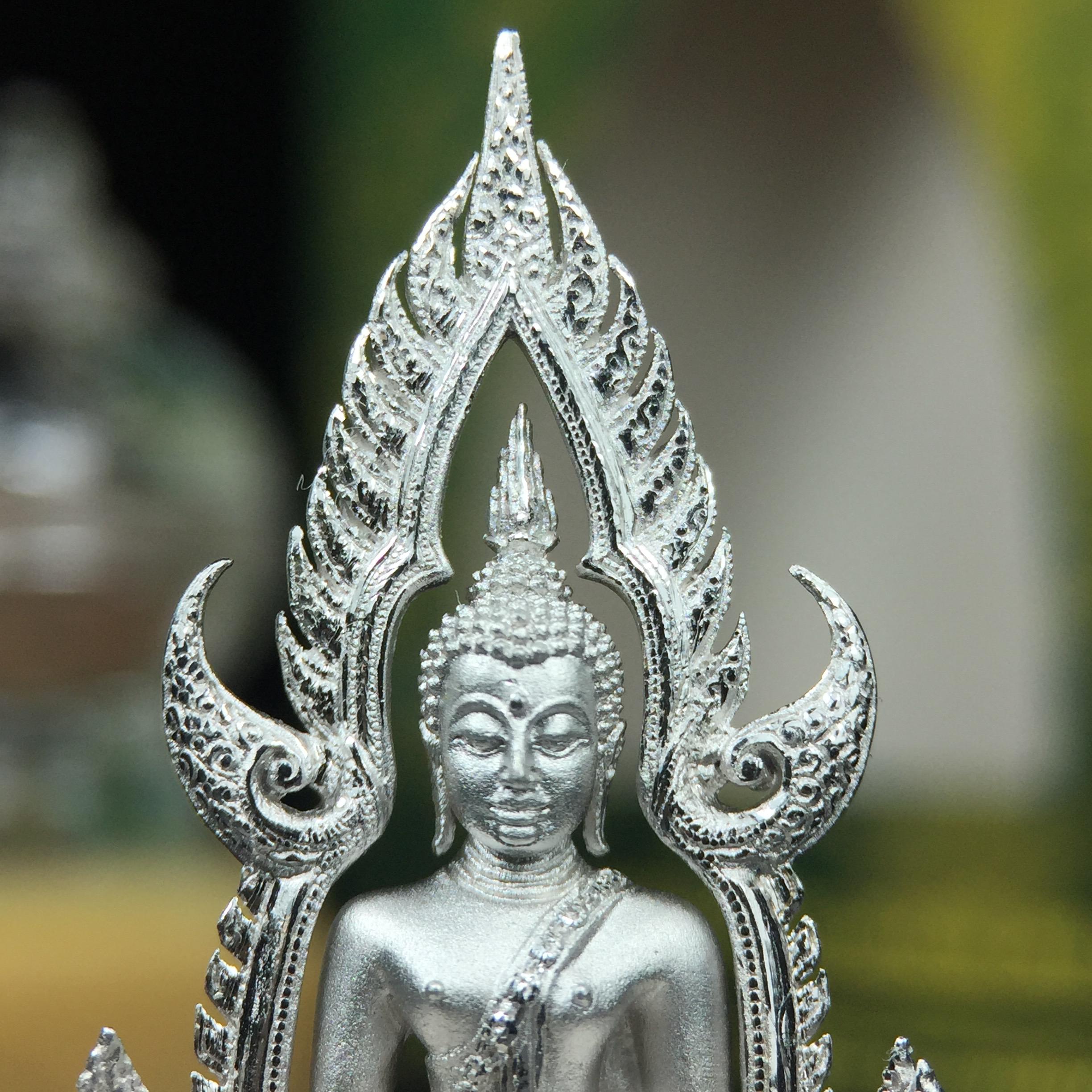 พระพุทธชินราช(จำลอง) ภปร. 84 พรรษา ปี 2554 เนื้อเงินชุบทองคำขาว พิมพ์กลางขนาดหน้าตัก 1/2 นิ้ว(พระราชทานมวลสาร จิตรลดาและเส้นพระเจ้า(เส้นผม)รัชกาลที่9)พุทธศิลป์ทรงคุณค่าอีกหนึ่งรุ่นยอดนิยม(องค์หมายเลขสวย เลขคู่ 1155)