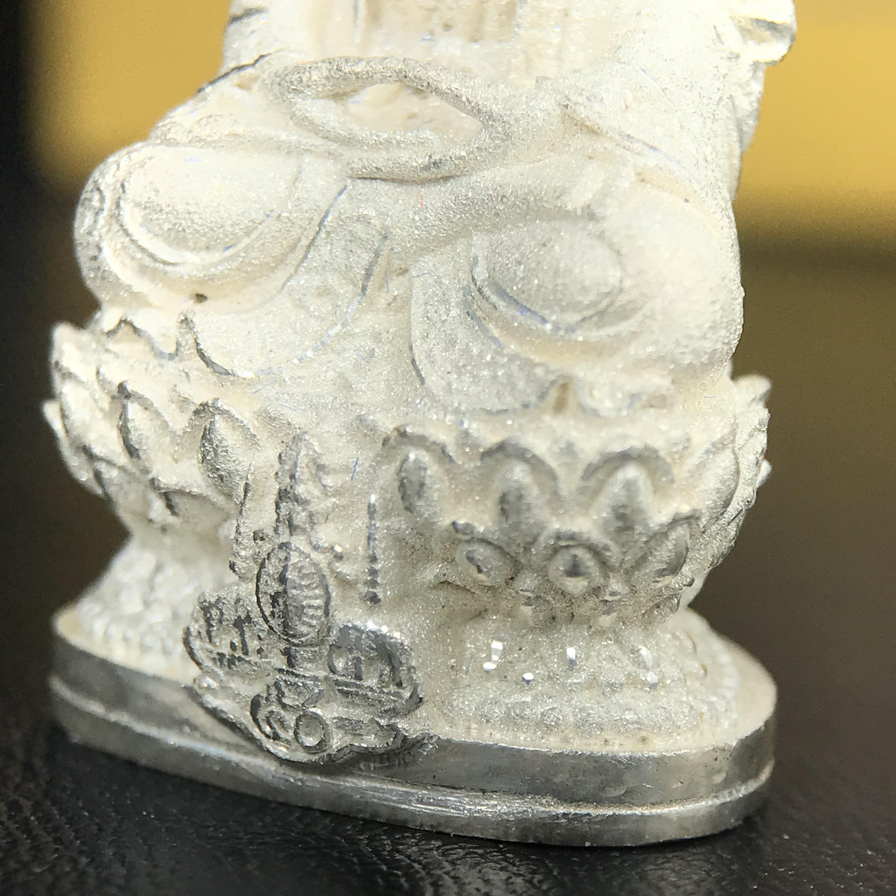 พระกริ่งจีน "ต้าเยิ่นถะ" ชุดกาญจนาภิเษกครองราชย์ 50 ปี วัดบวรนิเวศวิหาร ปี 2538 เนื้อเงินพ่นทรายขัดเงาบางส่วน 99.99% สูง 3.8 ซม. (คัดสภาพสวยเดิม พิธีใหญ่ พุทธศิลป์งดงาม) สภาพสวยเดิมพร้อมกล่องบรรจุเดิม ตอกโค๊ดหมายเลขกำกับ1 ใน 6001 องค์