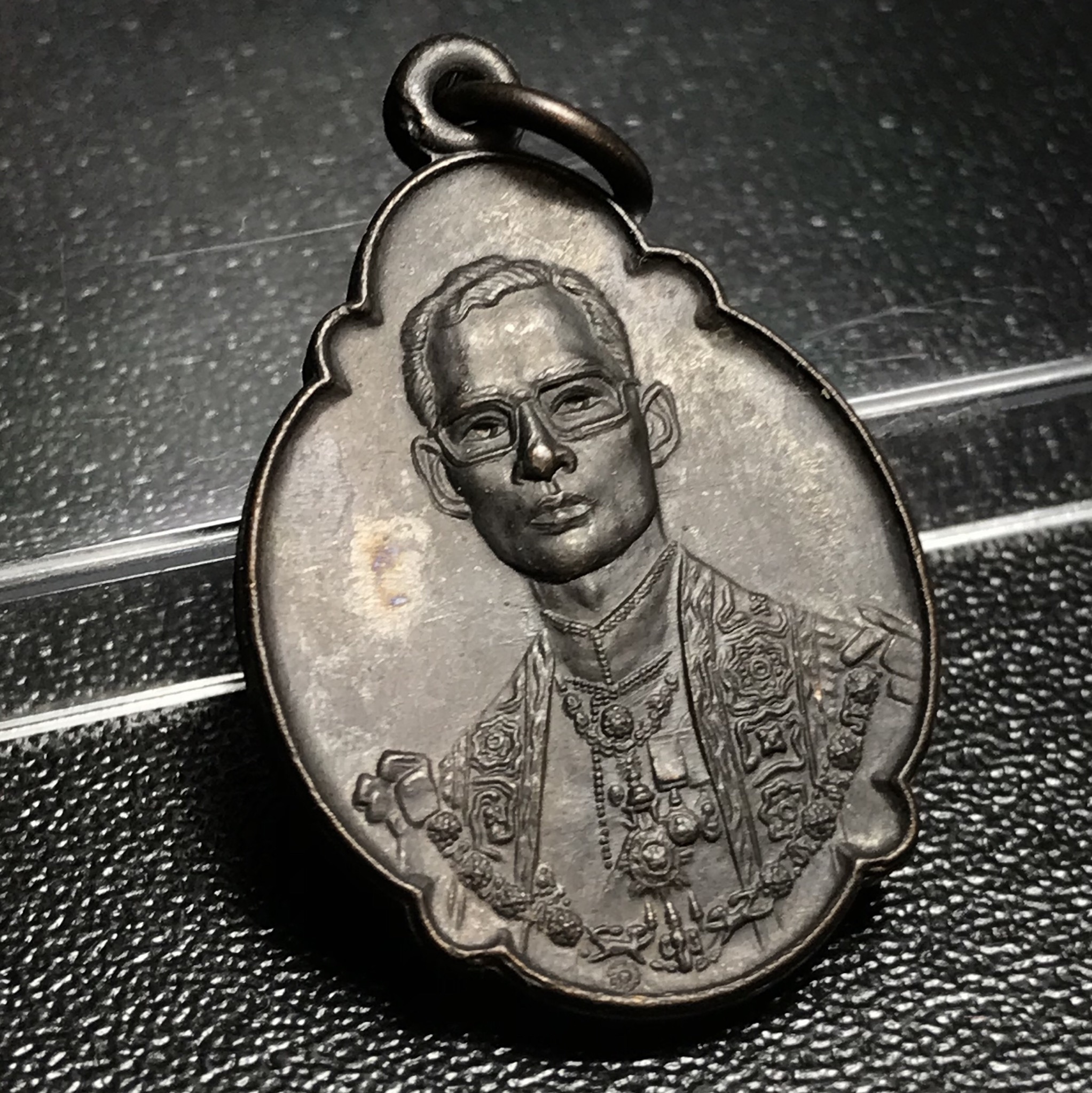 เหรียญ ร.9 ทรงเฉลิมพระชนมพรรษาครบ 4 รอบ ปี2518 (เนื้อทองแดงบล็อกวงเดือนล่าง)หายากนิยมที่สุด