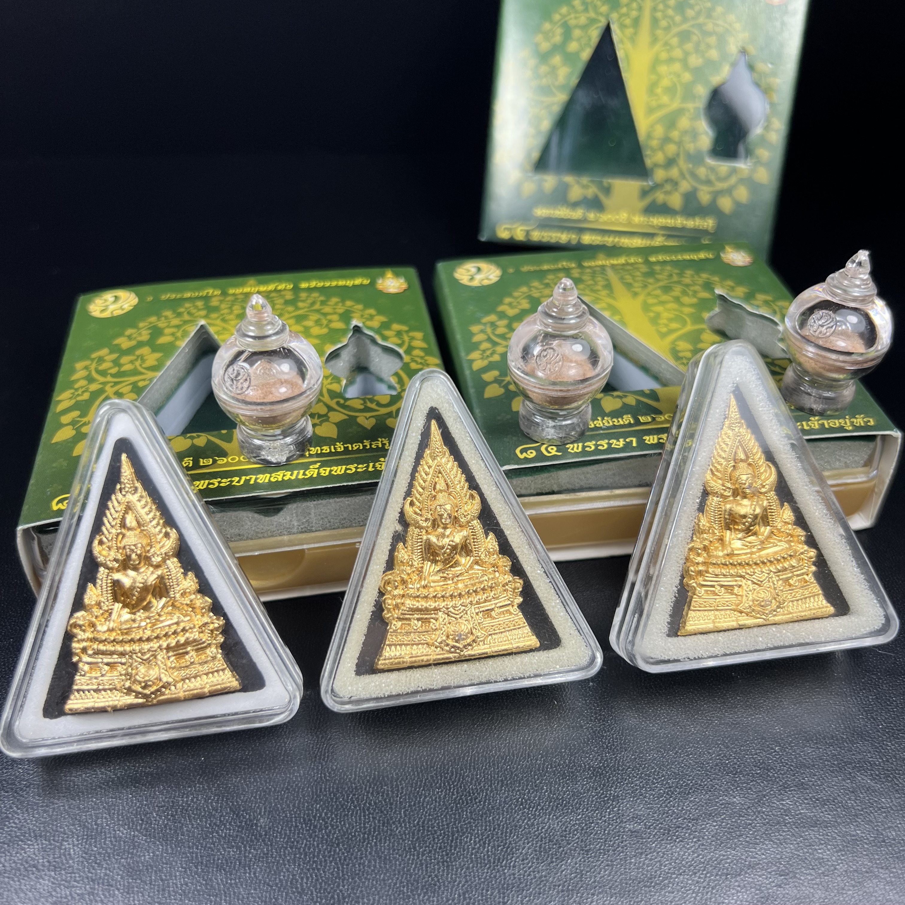 พระพุทธชินราช(จำลอง)ภปร. 84พรรษา เนื้อผงปิดทองด้านหน้า หลัง ภ.ป.ร. เนื้อทองคำ+เนื้อเงินชุบทองคำขาว+เนื้อทองแดง(1ชุด 3องค์)(พระราชทานมวลสาร จิตรลดาและเส้นพระเจ้า(เส้นผม)ในหลวงรัชกาลที่9)พุทธศิลป์ทรงคุณค่าอีกหนึ่งรุ่นยอดนิยม