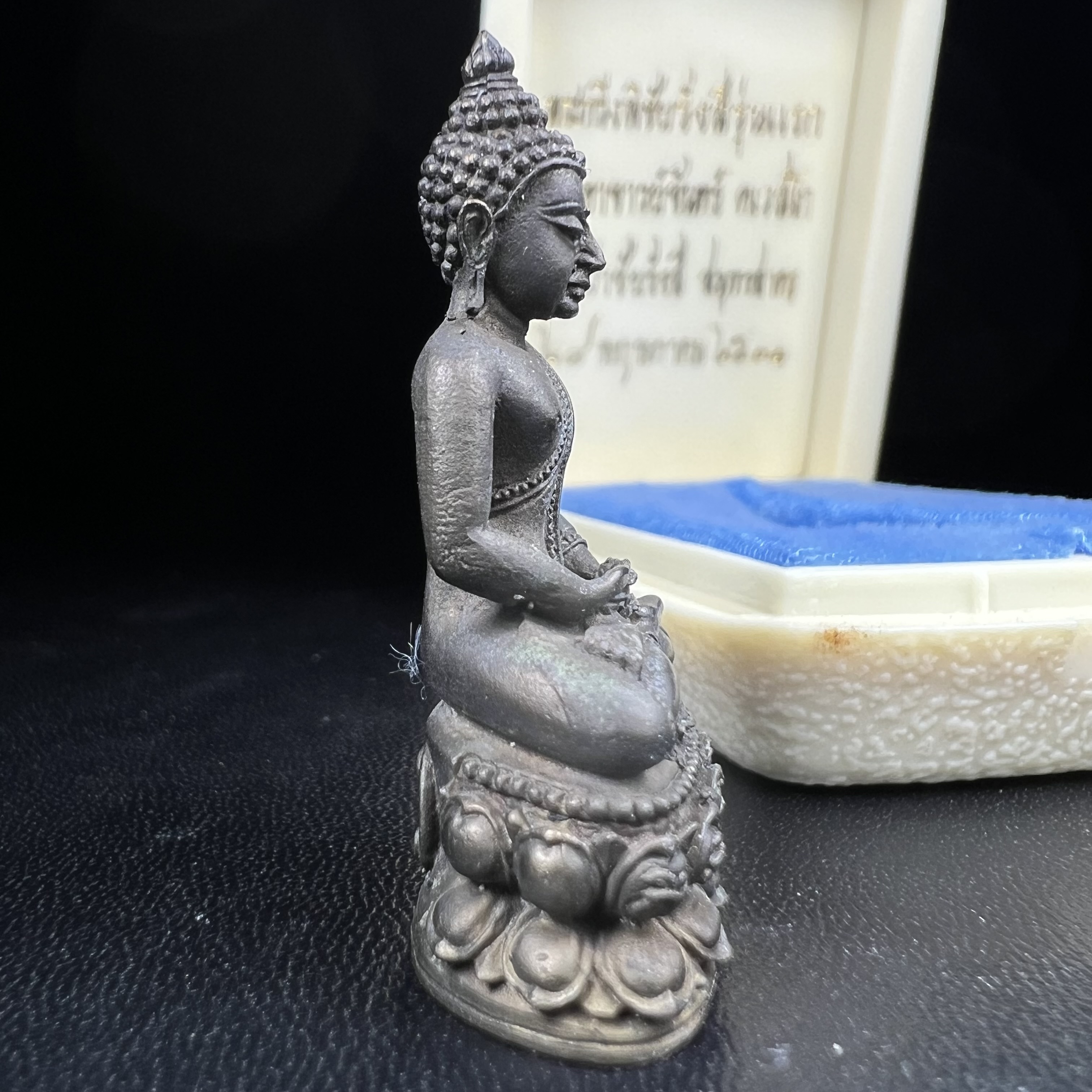 พระกริ่งพิชัยรังสี รุ่นแรก วัดป่าชัยรังสี จ.สมุทรสาคร ปี 2531 เนื้อนวโลหะ ออกแบบโดยนายช่างเกษม มงคลเจริญ ช่างมือหนึ่งแห่งยุค ปลุกเสกโดยพระเกจิอาจารย์ที่มีชื่อเสียงในยุคนั้นมาร่วมพิธีกันหลายรูป พุทธศิลป์ออกแบบได้สวยงดงาม พร้อมกล่องบรรจุเดิมครบ