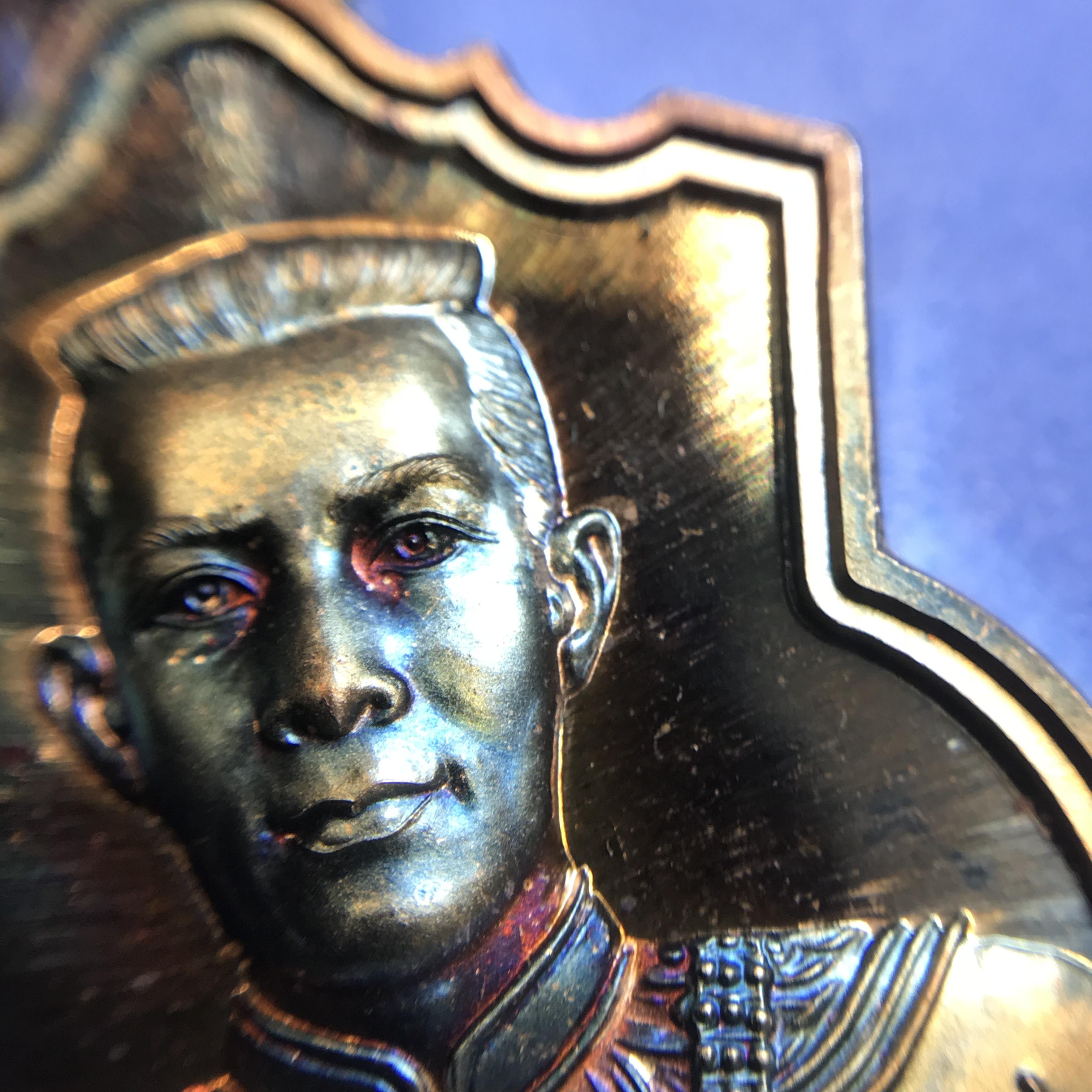 เหรียญสมเด็จพระนเรศวรมหาราช รุ่นสู้ หลัง สก. พิธีใหญ่ ปี 2548 เนื้อเงิน ผิวเดิมขึ้นสีรุ้งสวยนิยม พร้อมกล่อง