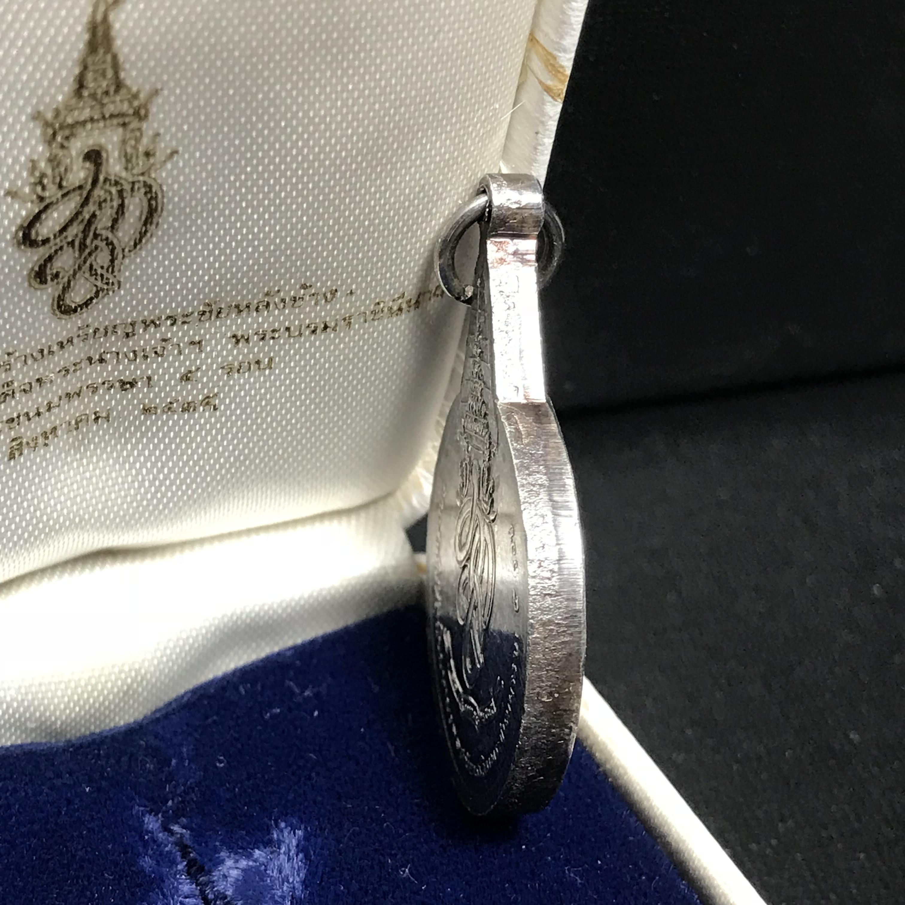 เหรียญพระชัยหลังช้าง หลัง สก. ปี 2535 เนื้อเงินพร้อมกล่อง พิธีใหญ่ สภาพสวยเดิมๆ หายากมาก