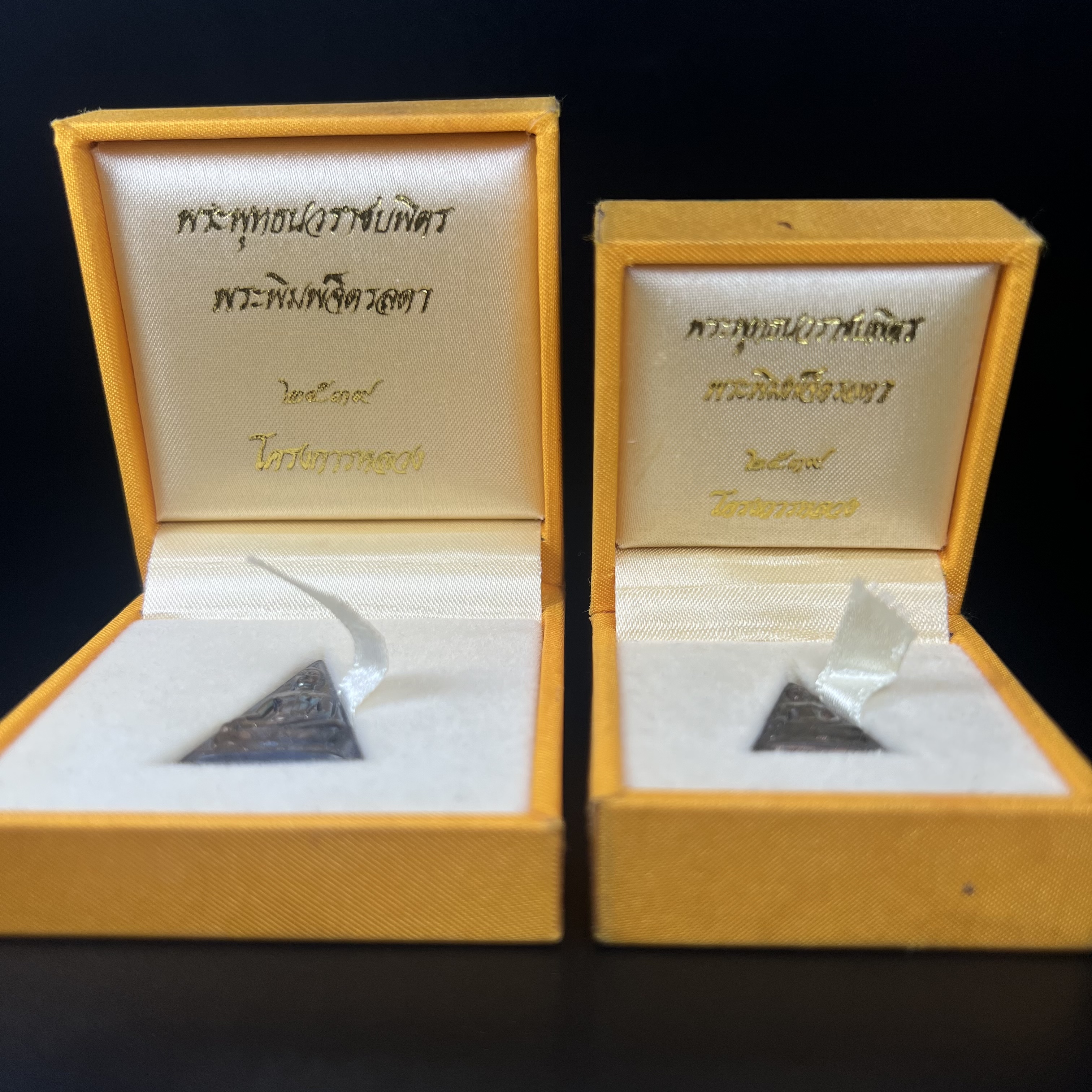 พระพุทธนวราชบพิตร พระพิมพ์จิตรลดา โครงการหลวง ปี2539 (พิมพ์ใหญ่+พิมพ์เล็ก) เนื้อนวโลหะ พร้อมกล่องบรรจุเดิม พิธีใหญ่ ปลุกเสกวัดพระแก้ว(1ชุด 2 องค์)