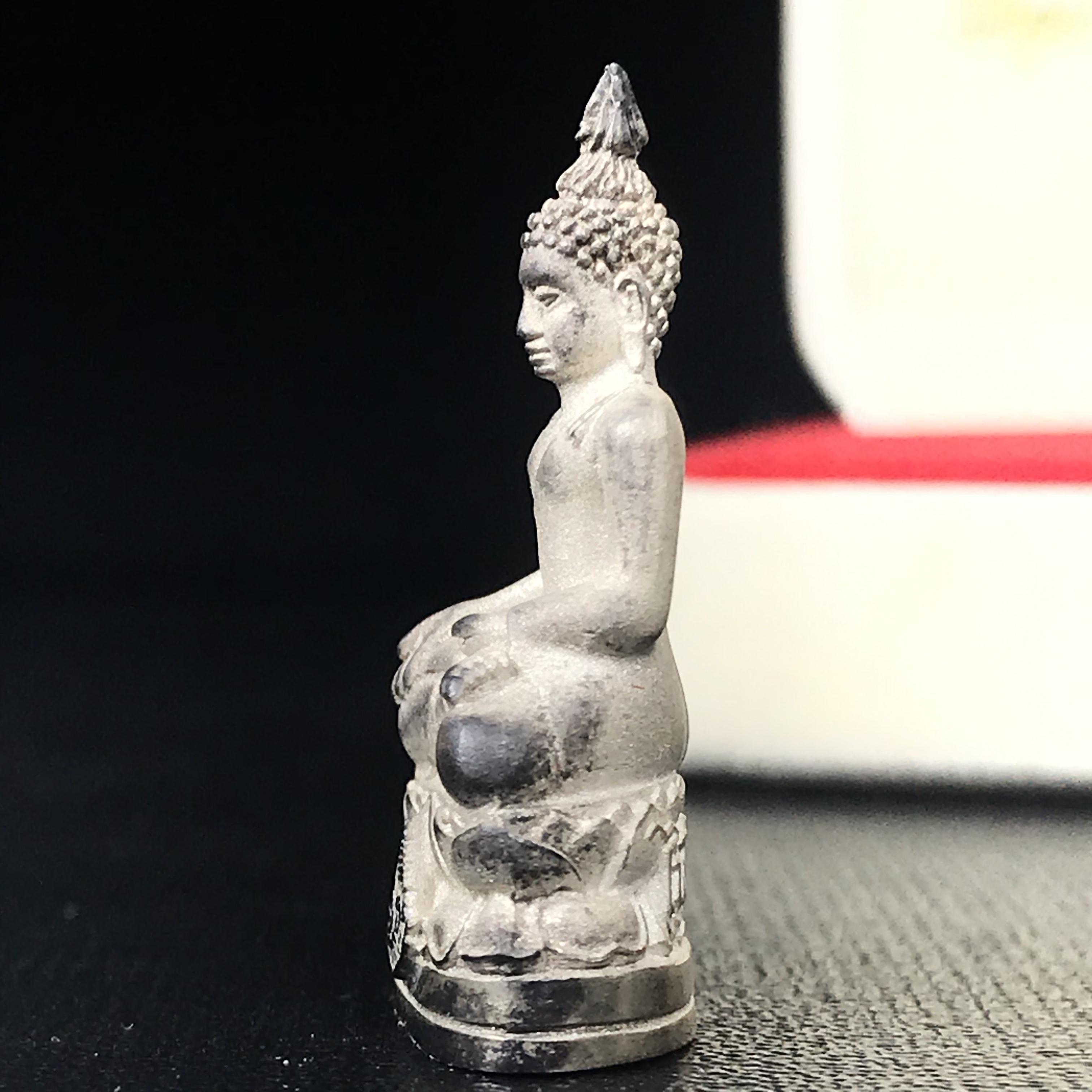 พระไพรีพินาศ รุ่นมหามงคล 72 พรรษา (6 รอบ) ในหลวงรัชกาลที่9 ปี2542 พิมพ์ใหญ่ เนื้อเงินบริสุทธิ์ 99.9% แบบพ่นทรายขัดเงาบางส่วน(สวยครบสมบูรณ์)1 ใน 2000 องค์