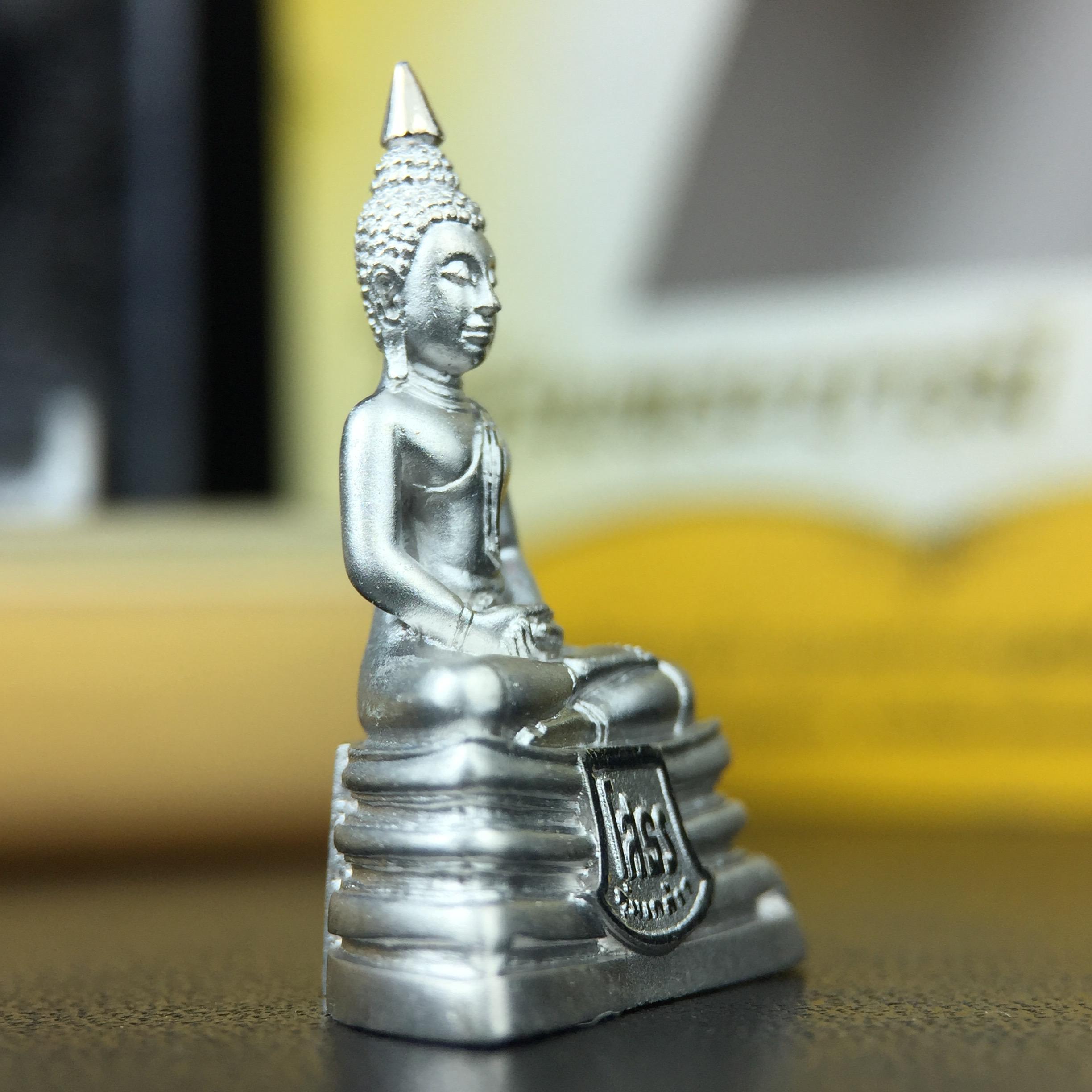 พระพุทธโสธร คุ้มเกล้าฯ ภปร.(ใต้ร่มพระบารมี คุ้มเกล้า) 60ปี รพ.ภูมิพลฯ พ.ศ.2552 เนื้อเงิน ชุบทองคำขาว(ลอยองค์พิมพ์ กลาง ขนาด 26*18.5 มม.) 1 ใน 5000 องค์ หายาก