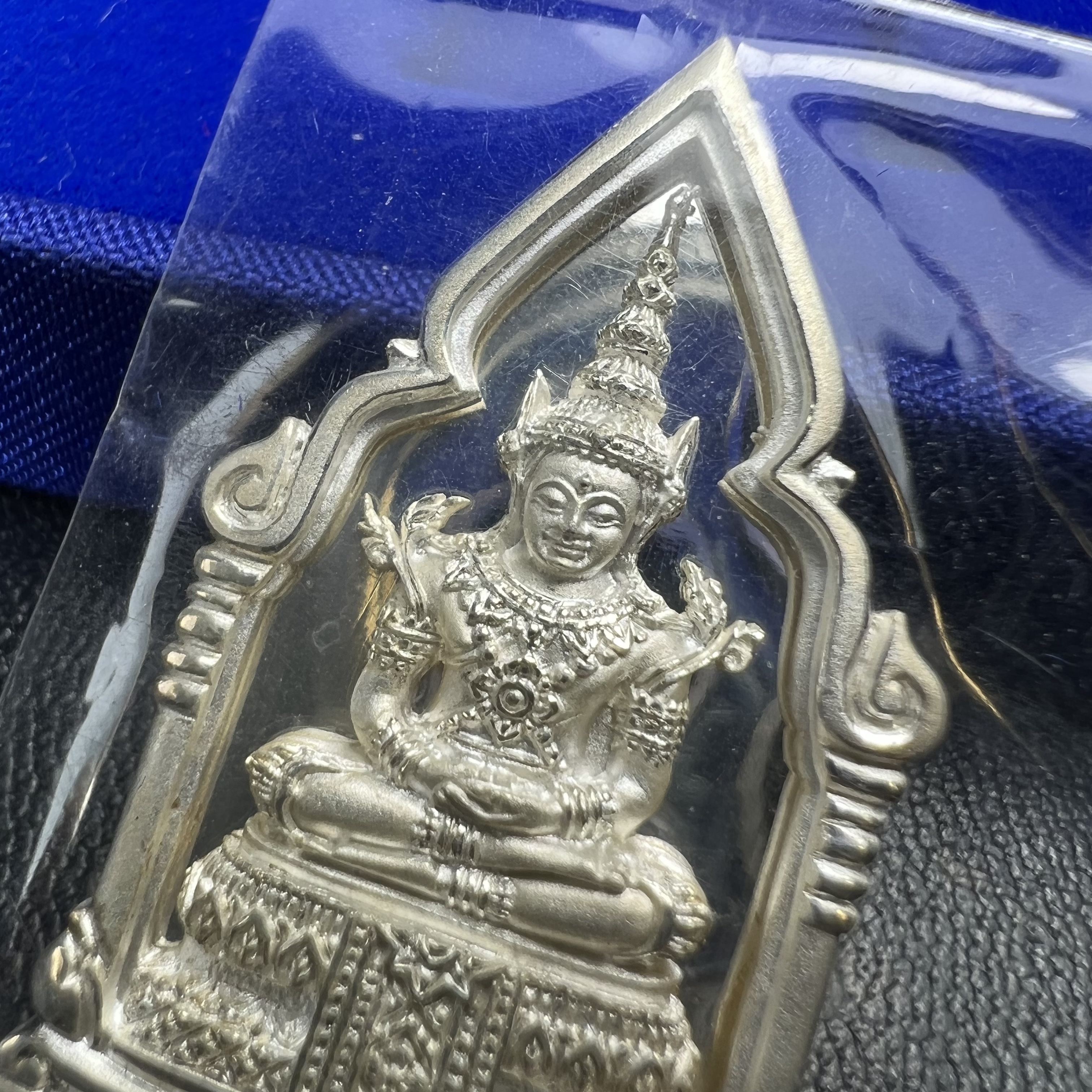 พระพุทธมหามณีรัตนปฎิมากร(พระแก้วมรกต)รุ่น เฉลิมพระเกียรติ วัดพระศรีรัตนศาสดารามราม(วัดพระแก้ว) ปี2543 เนื้อเงินพิมพ์ซุ้มกนกใหญ่ สภาพสวยซีนเดิมกล่องครบ