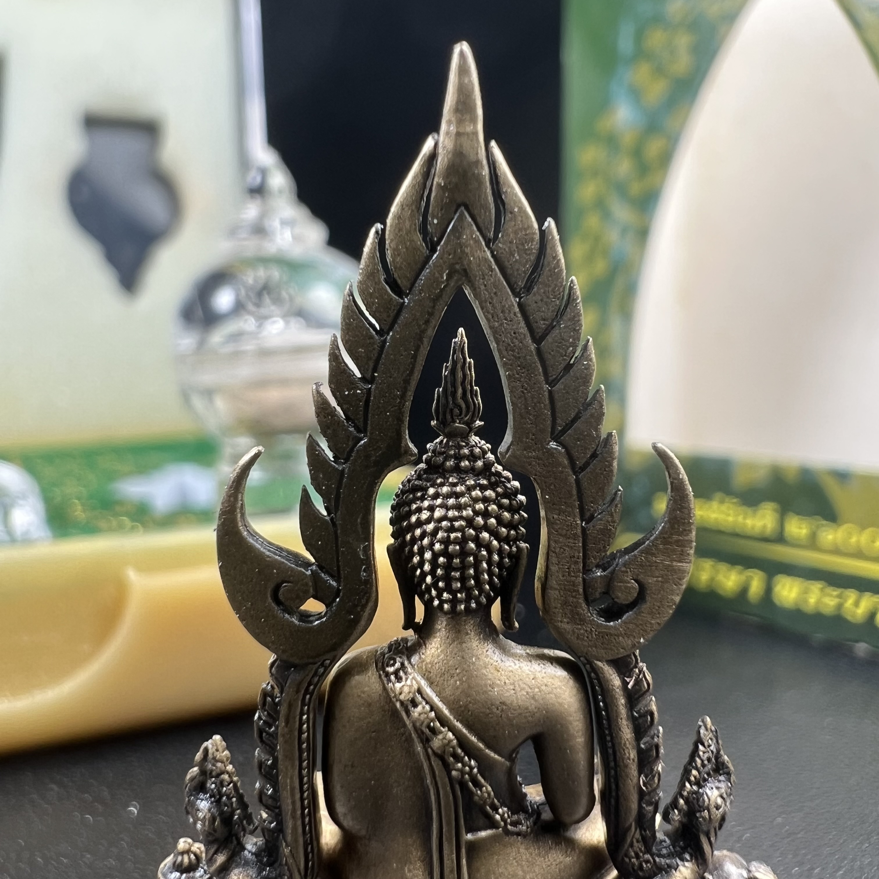 พระพุทธชินราช(จำลอง) ภปร. 84 พรรษา ปี 2554 เนื้อบรอนซ์รมดำซาติน พิมพ์กลางขนาดหน้าตัก 1/2 นิ้ว(พระราชทานมวลสาร จิตรลดาและเส้นพระเจ้า(เส้นผม)รัชกาลที่9)พุทธศิลป์ทรงคุณค่าอีกหนึ่งรุ่นยอดนิยม