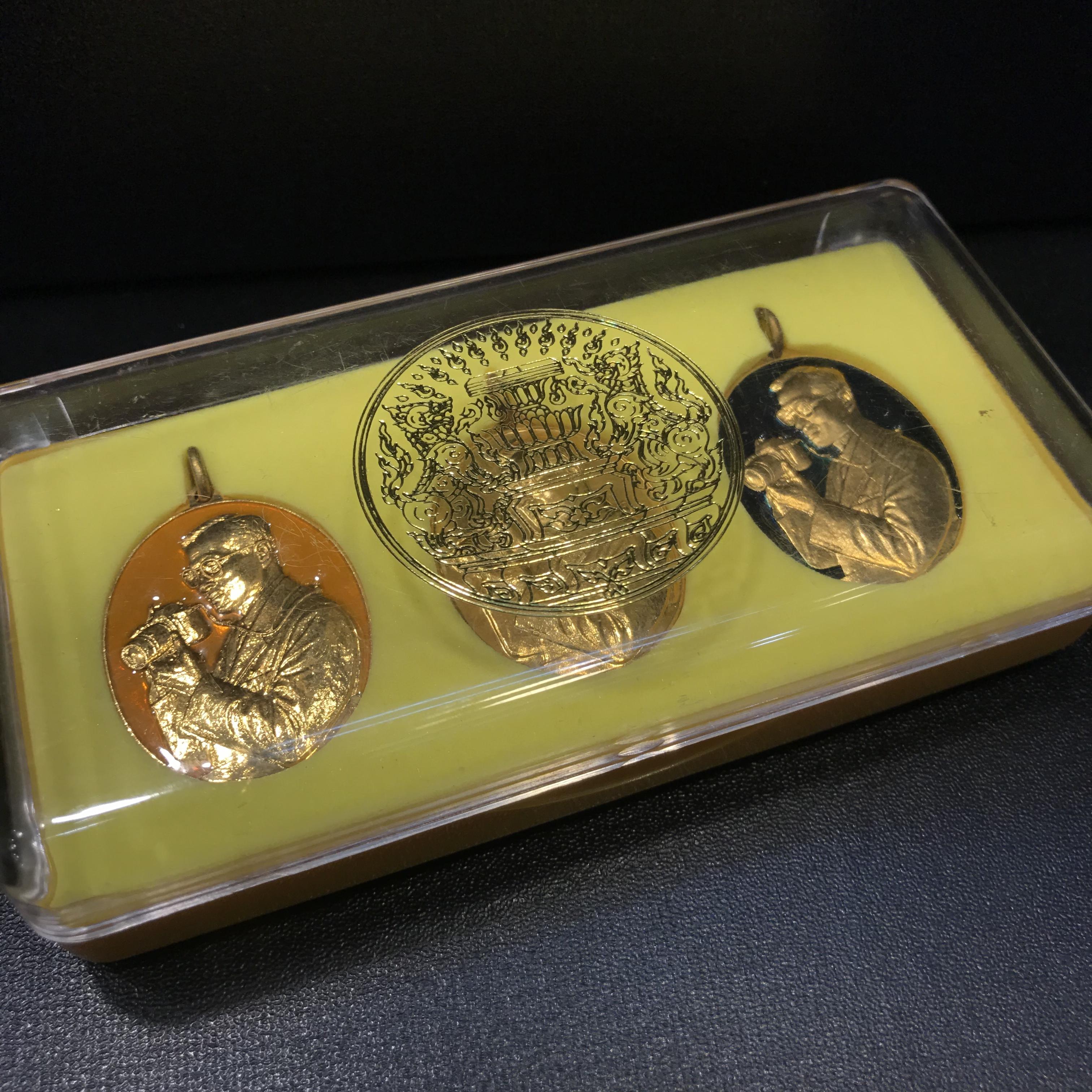 เหรียญในหลวงทรงกล้อง สำนักนายกรัฐมนตรีจัดสร้าง ครบชุด 3 เหรียญ พร้อมเข็มที่ระลึก พ.ศ.2542 กล่องเดิม